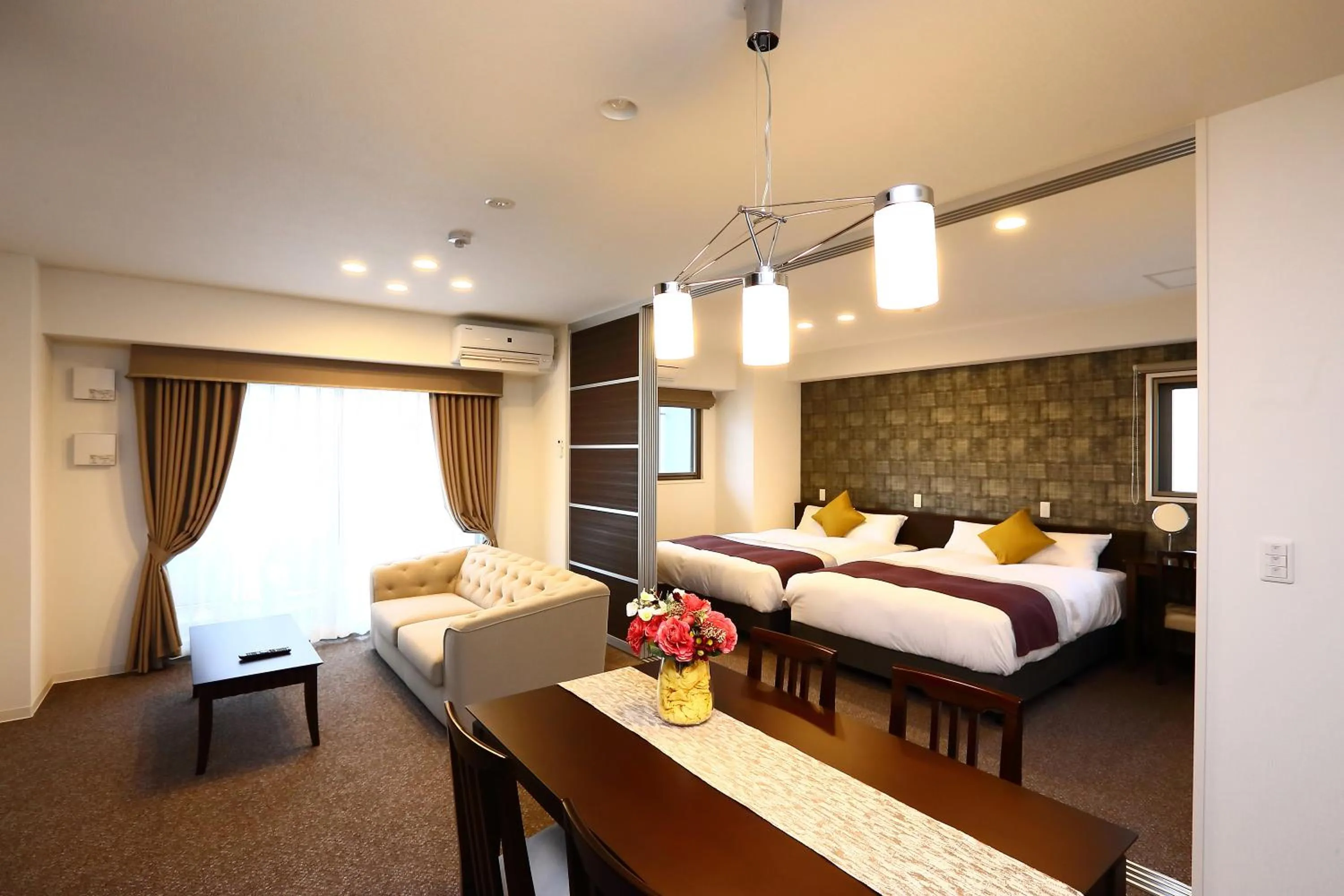 Living room, Bed in Marina Sunrise Osaka Bay