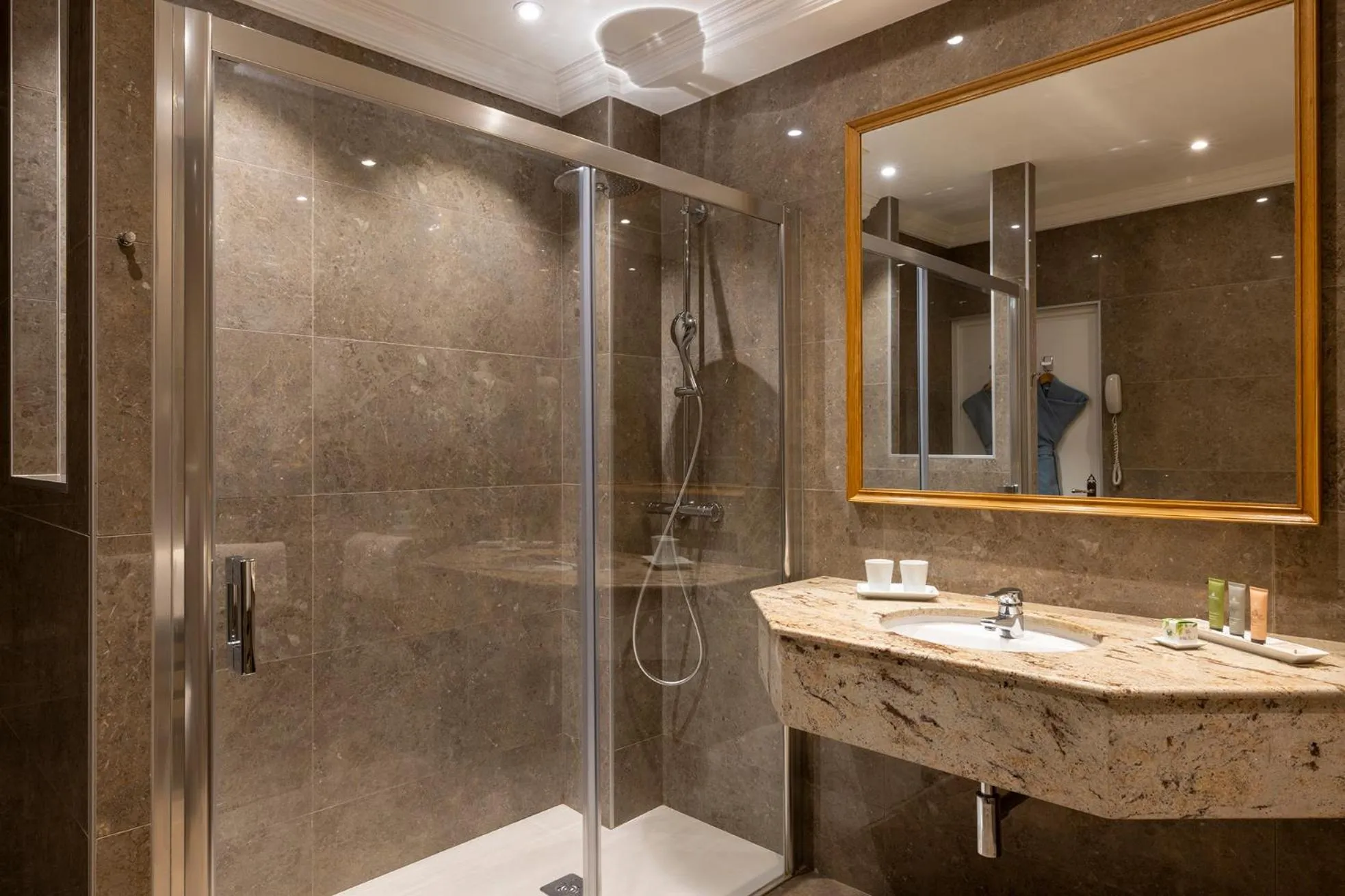 Bathroom in Le Littré