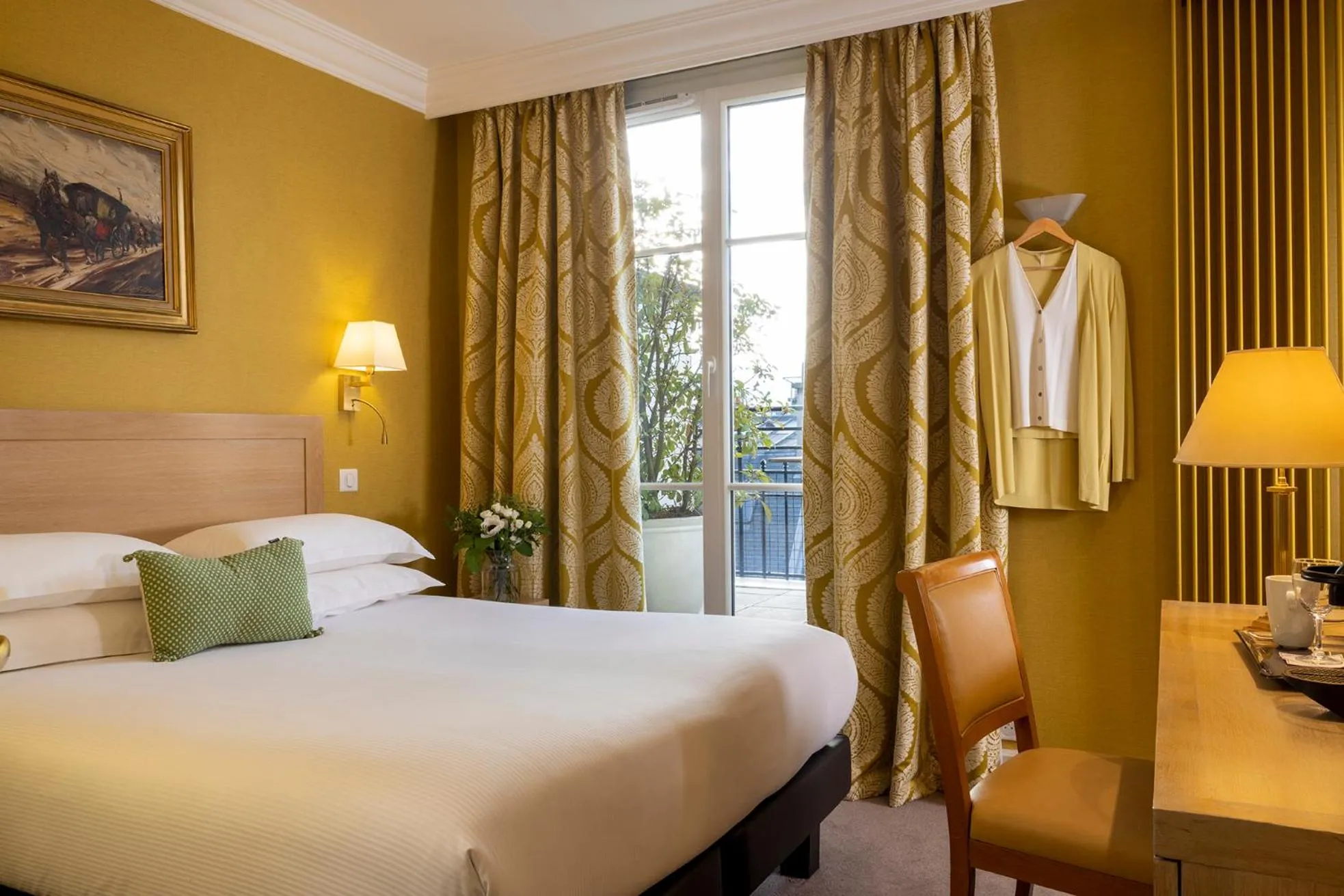 Bedroom, Bed in Le Littré