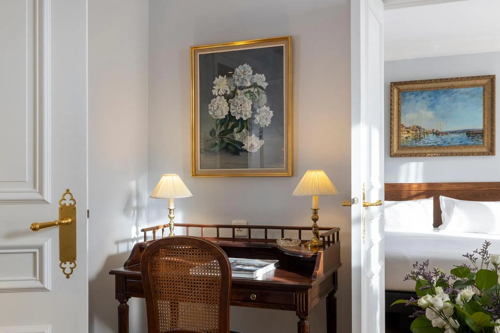 Bedroom, Bed in Le Littré