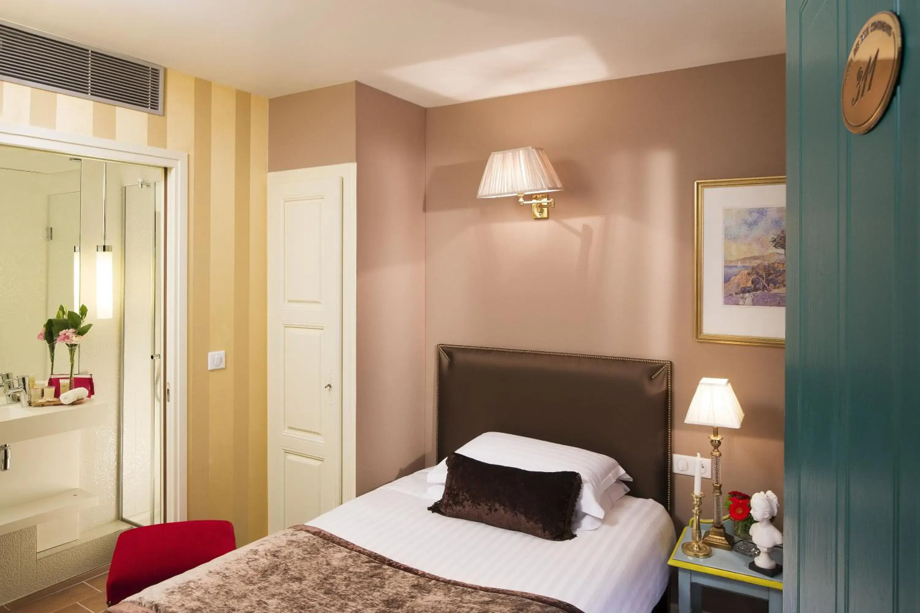 Single Room in Hotel Des Deux Continents Single Room in Hotel Des Deux Continents