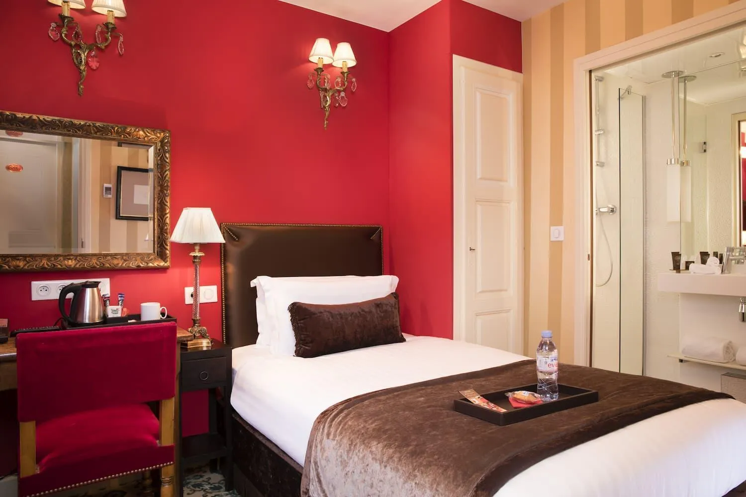 Bed in Hotel Des Deux Continents