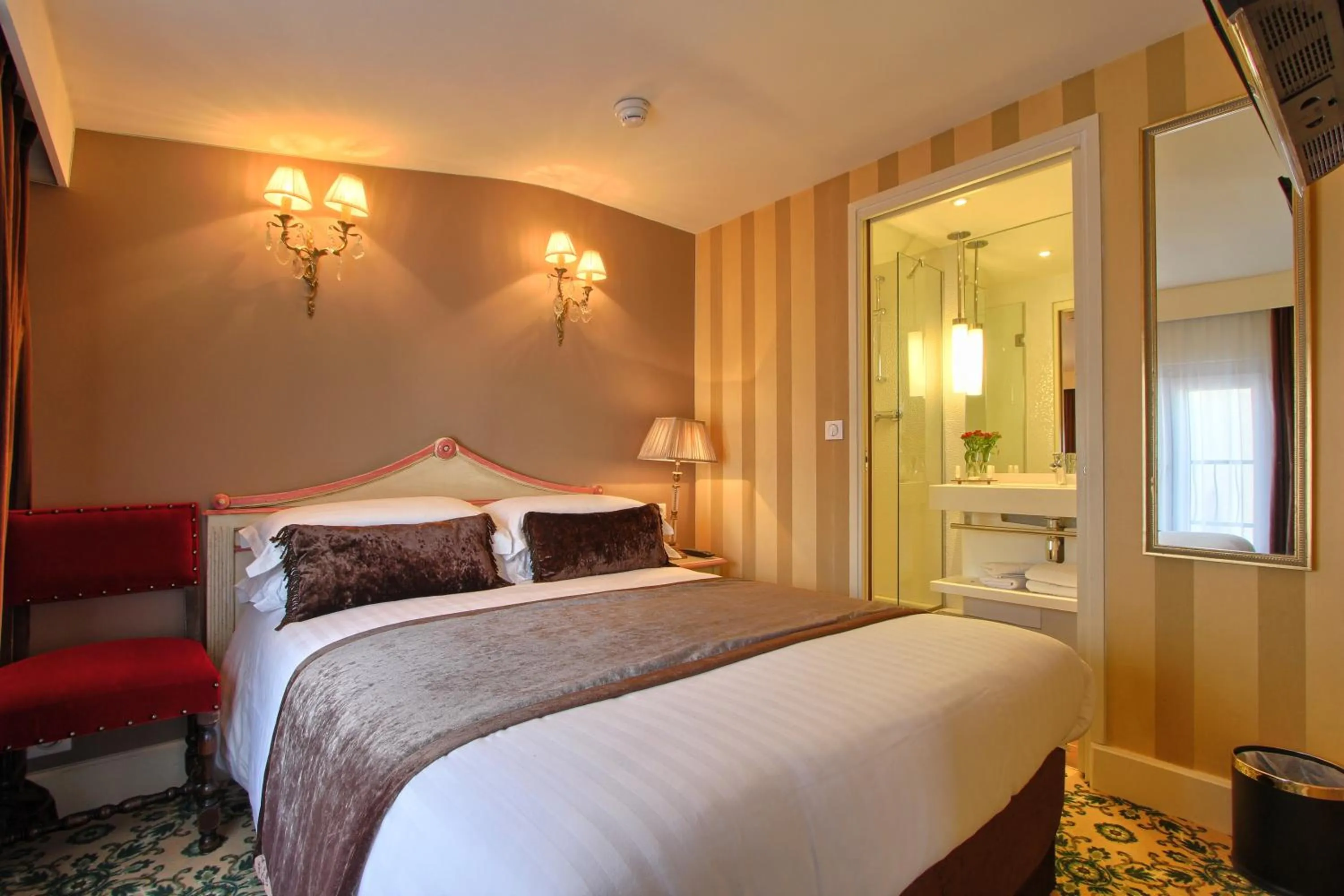 Bed in Hotel Des Deux Continents