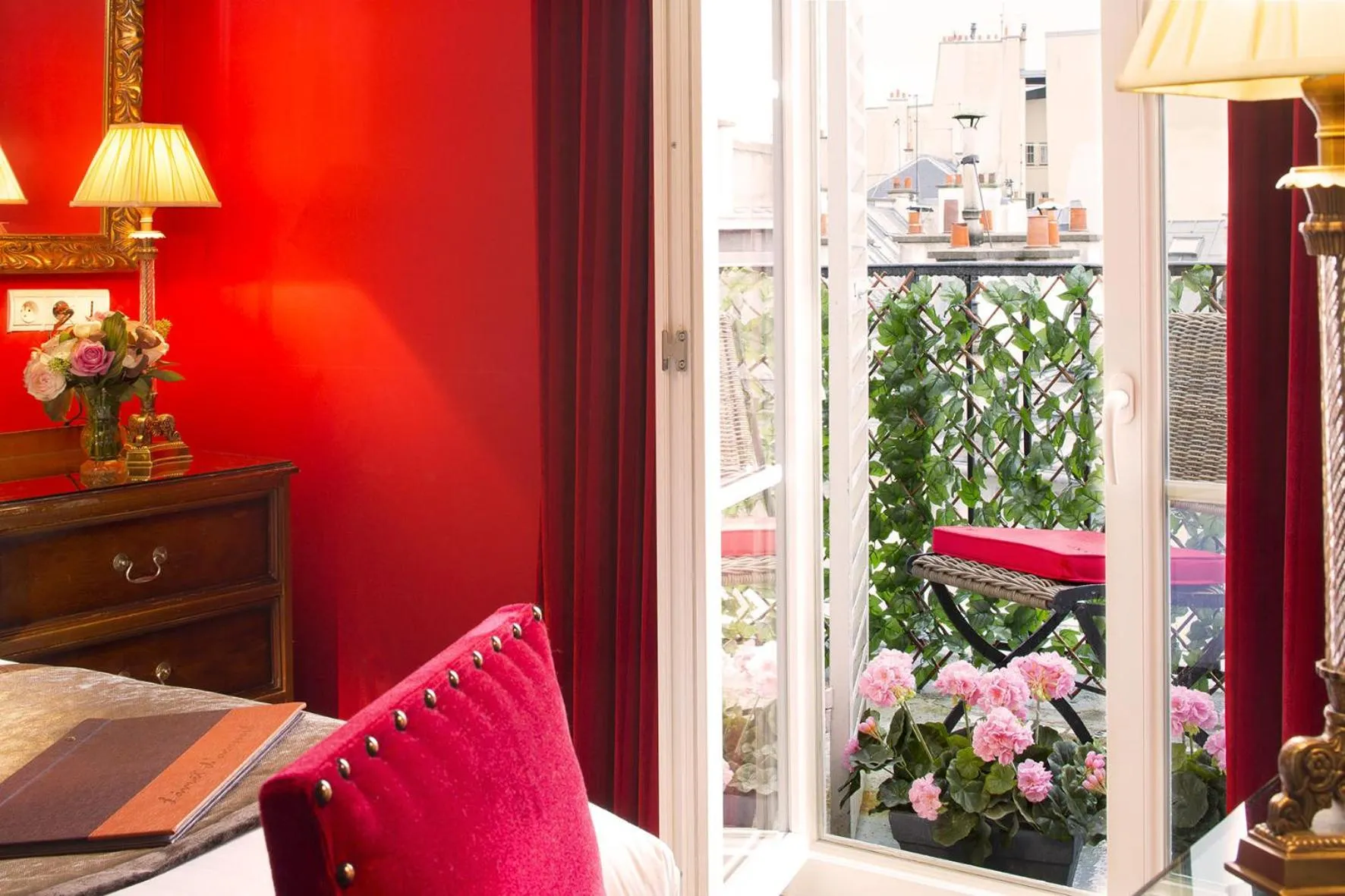 Bedroom in Hotel Des Deux Continents