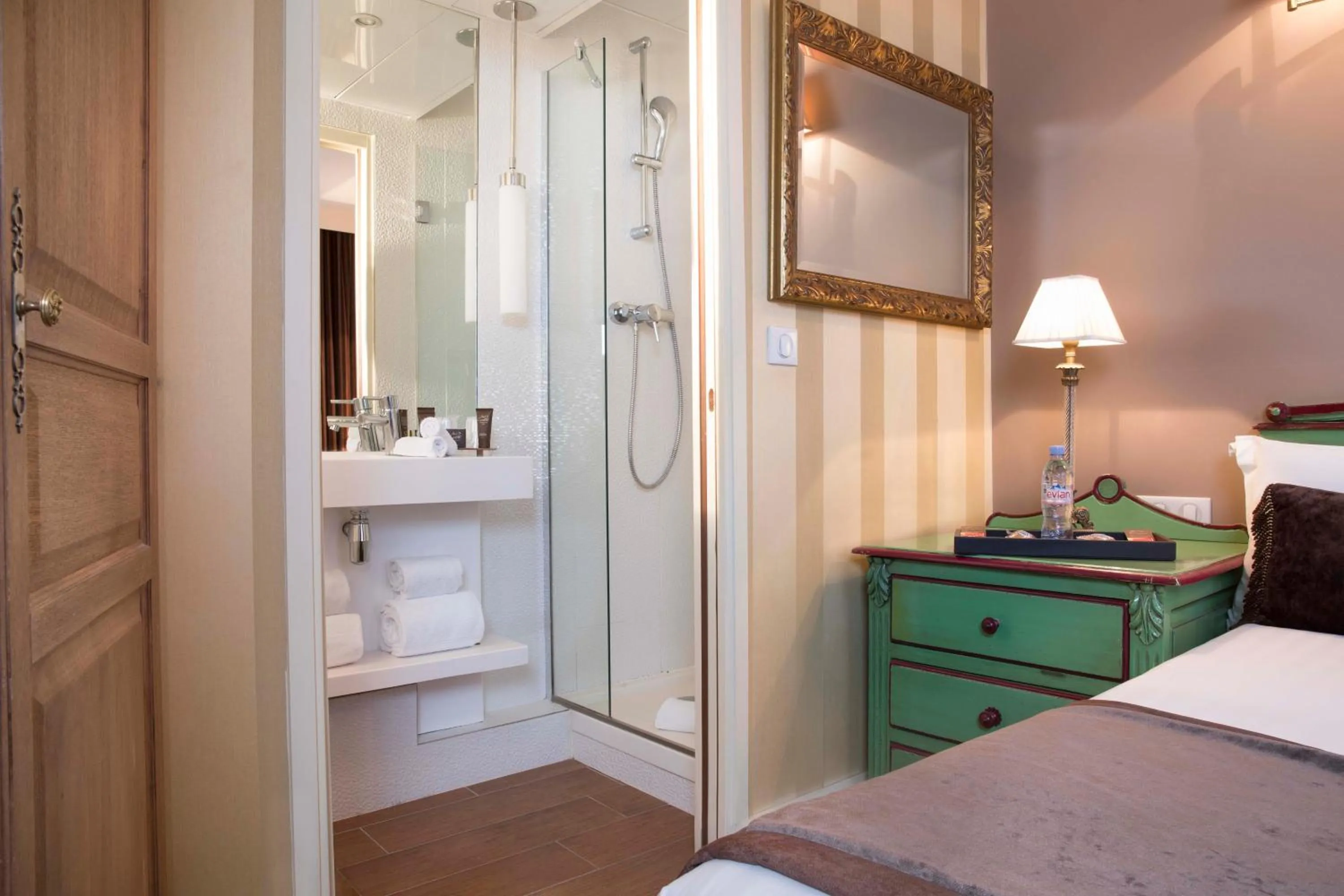 Bathroom, Bed in Hotel Des Deux Continents