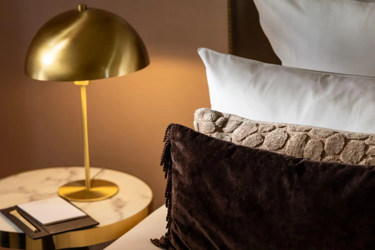 Bed in Hotel Des Deux Continents