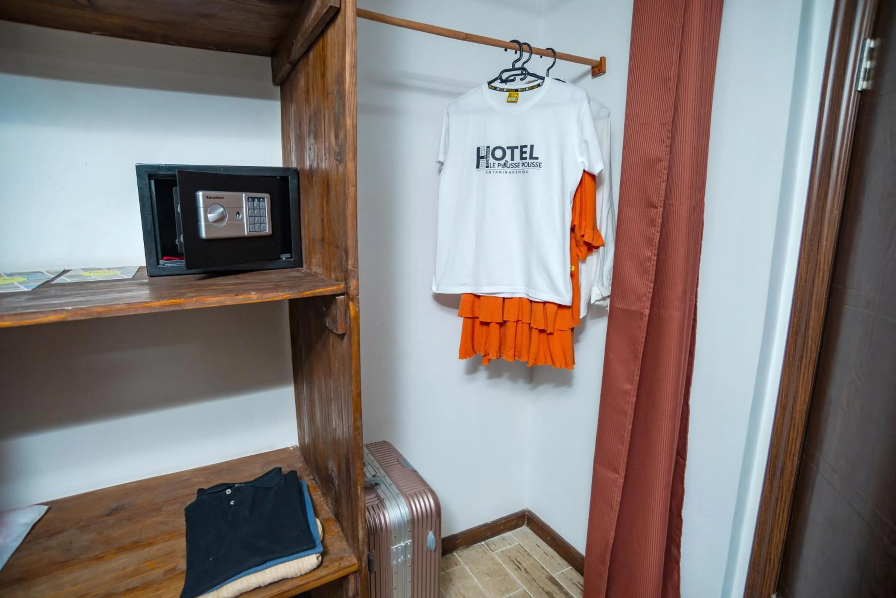 wardrobe in Hotel Le Pousse Pousse
