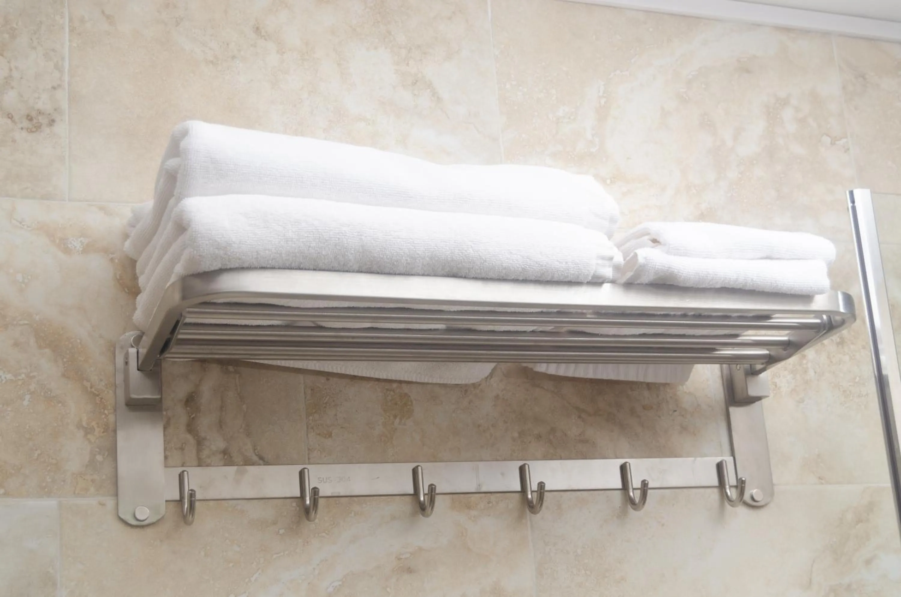 Bathroom, Bed in Hotel Le Pousse Pousse