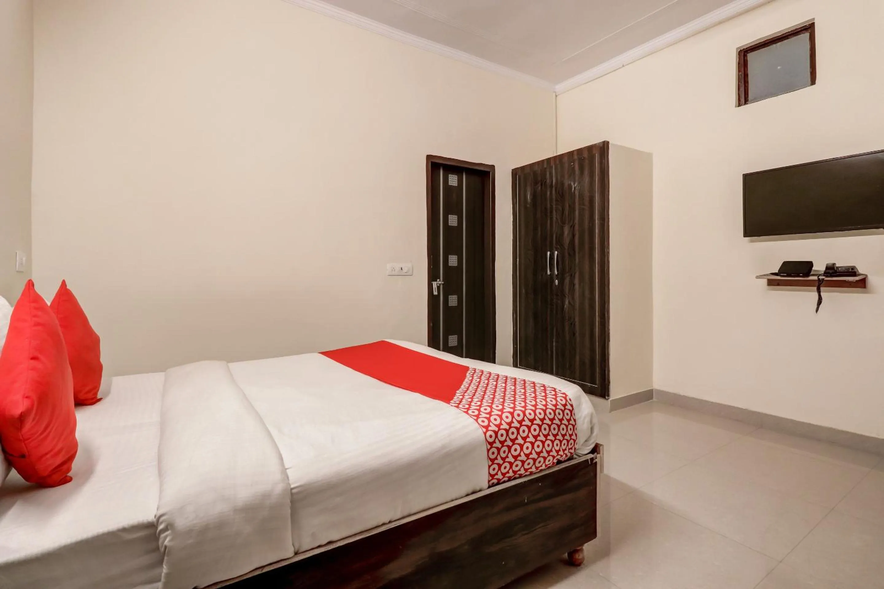 Bedroom in Hotel O Sapphire Near Omaxe Gurgaon Mall