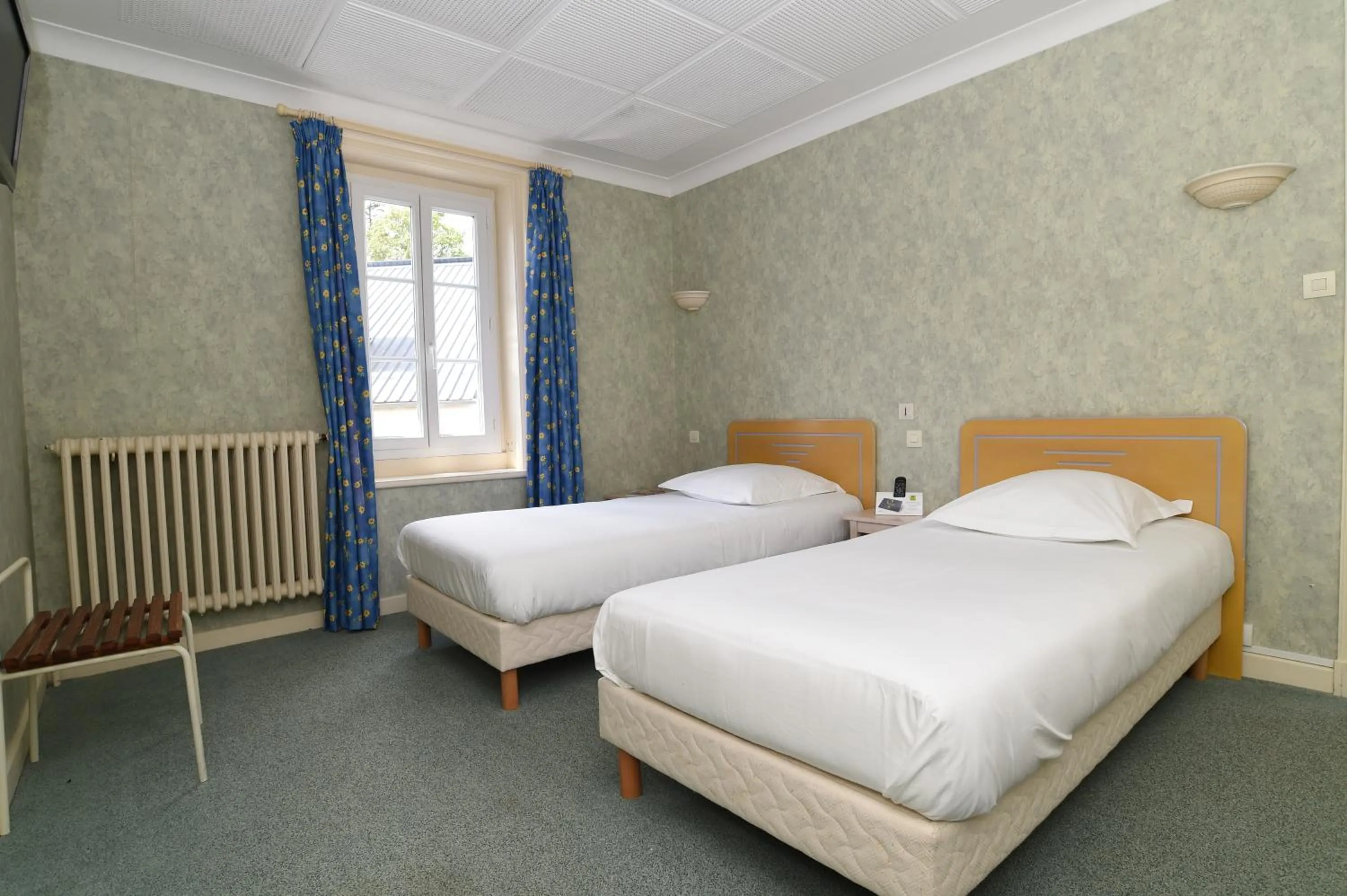 Twin Room in Logis Hôtel du Commerce