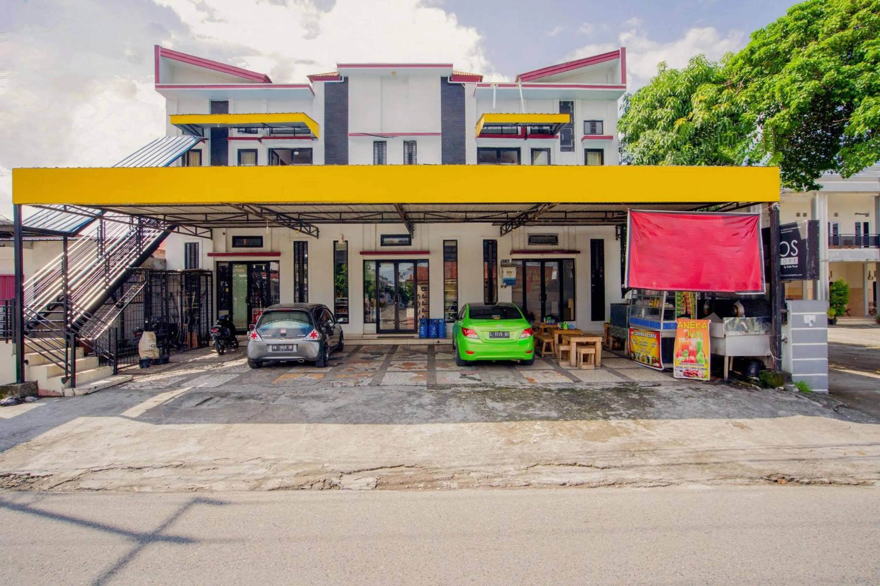Facade/entrance in Hotel O Al-ghani 2 Syariah