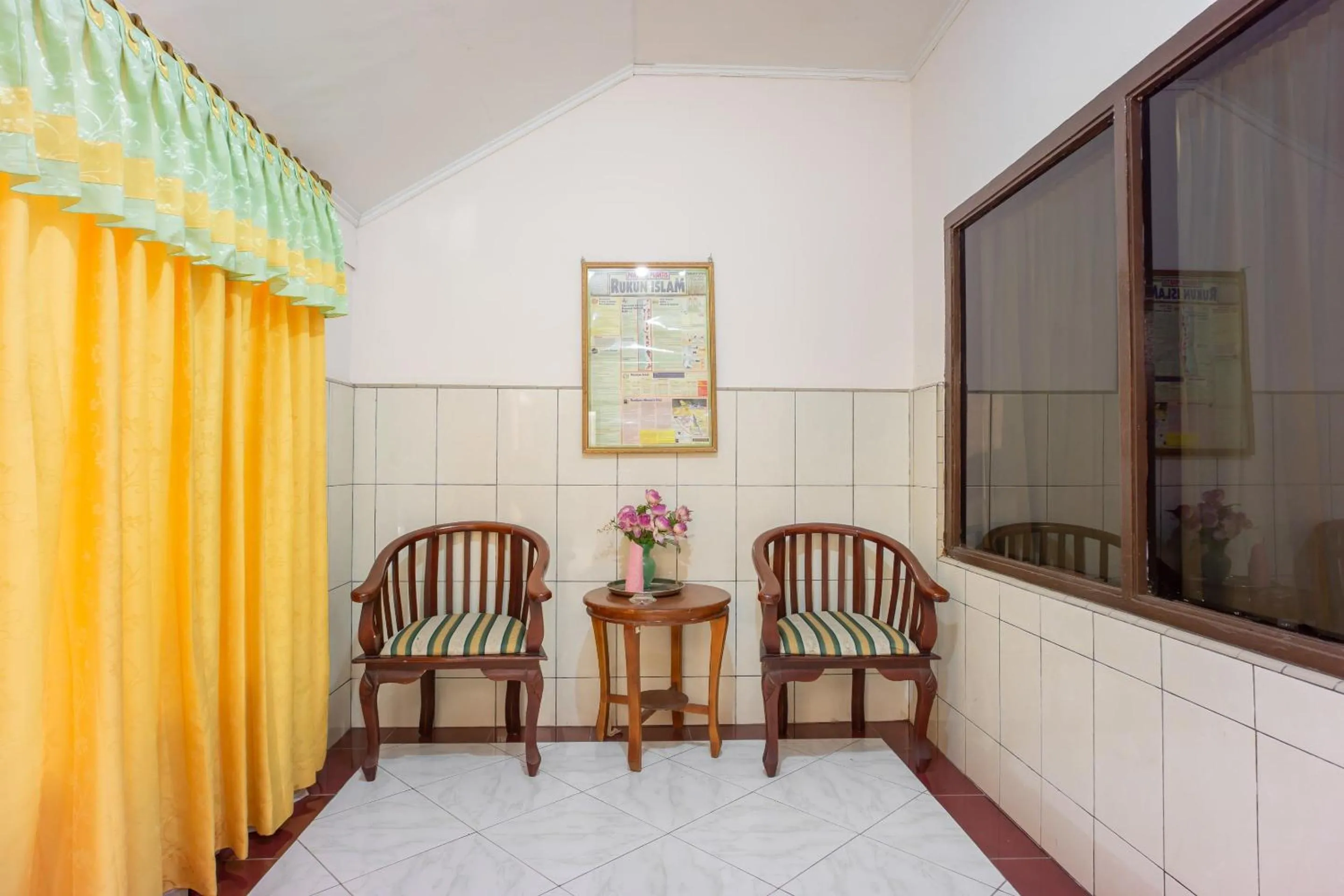 Bedroom in OYO 2180 Vina Vira Hotel