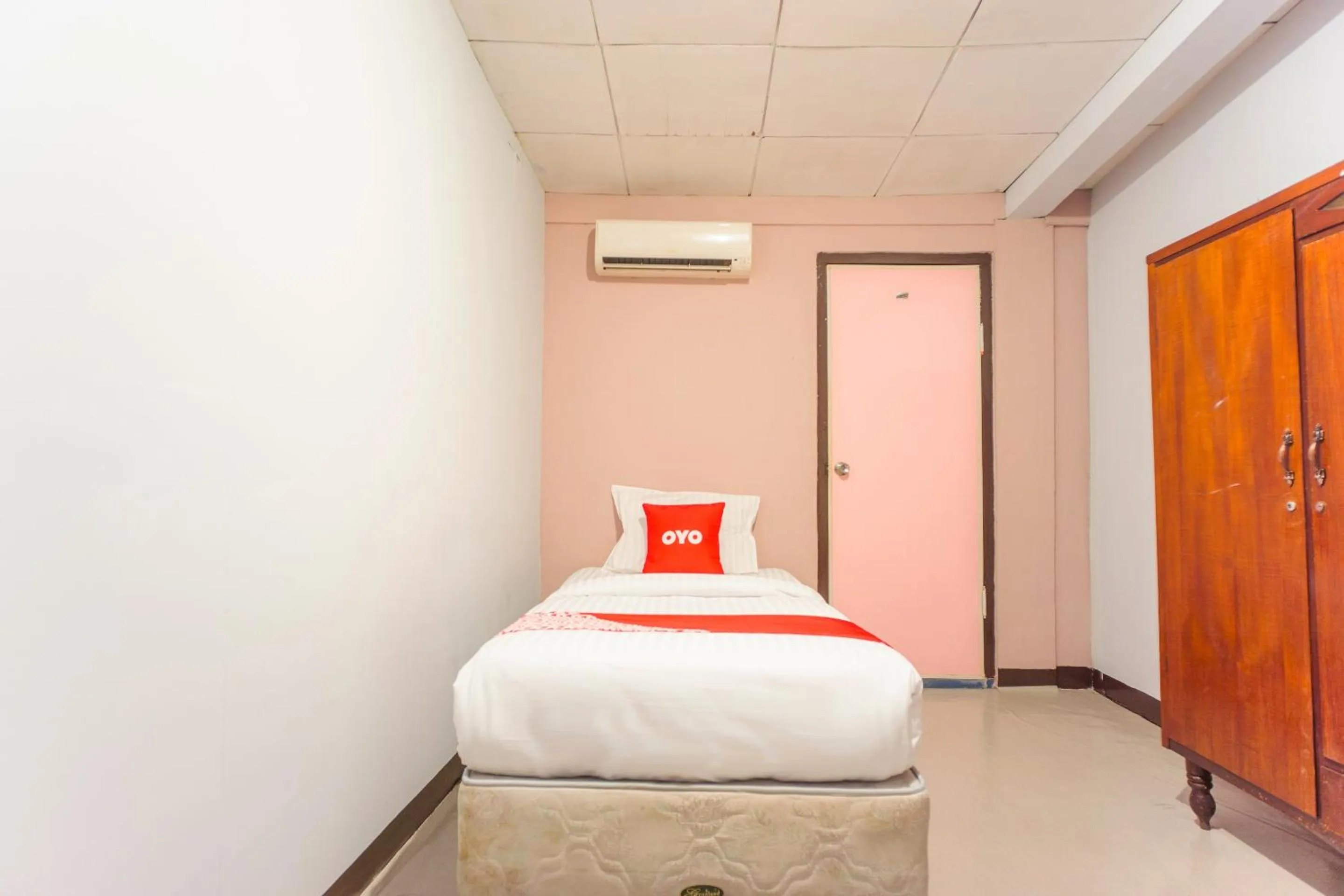 Bedroom, Bed in OYO 2180 Vina Vira Hotel