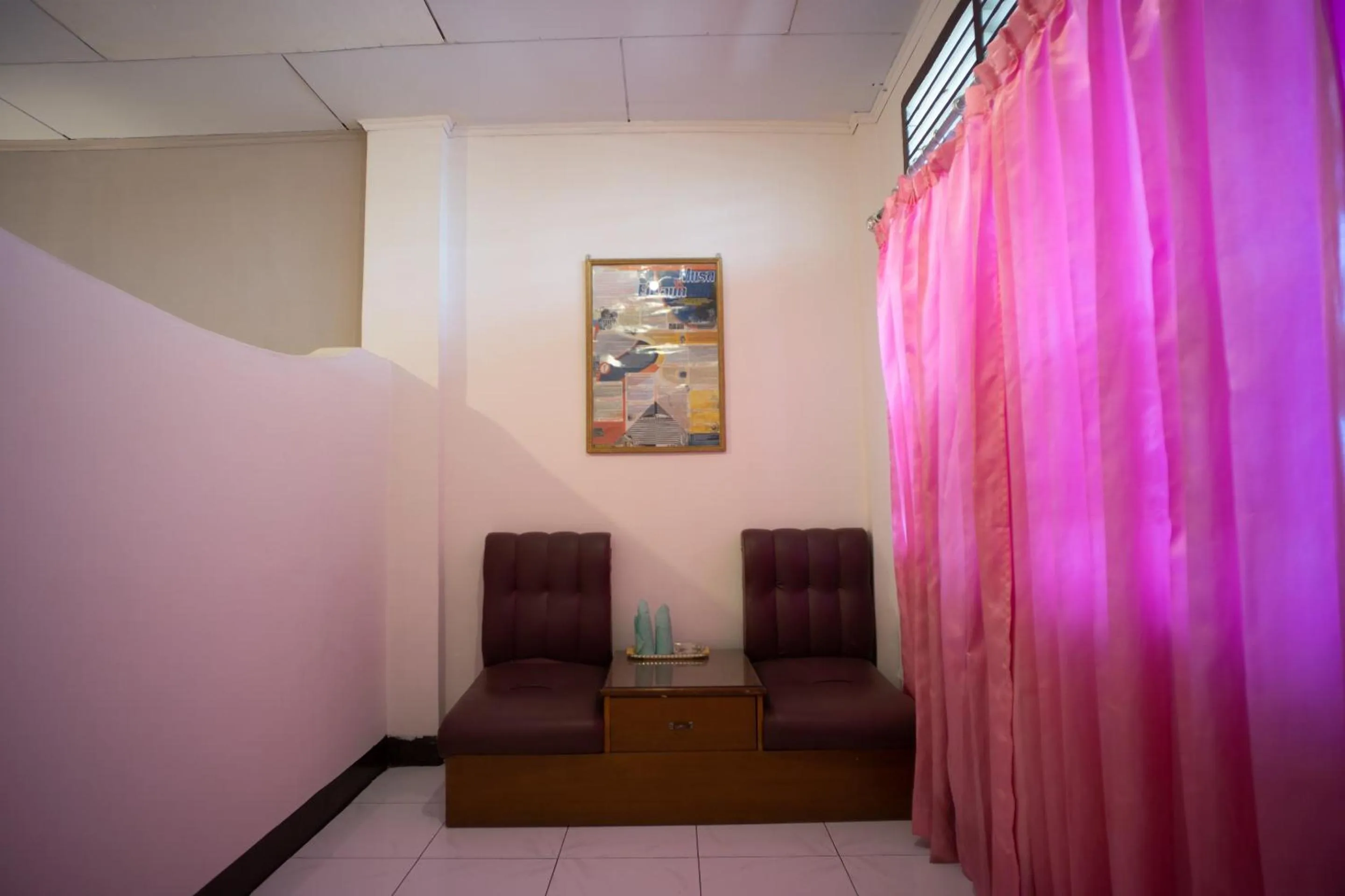 Bedroom in OYO 2180 Vina Vira Hotel