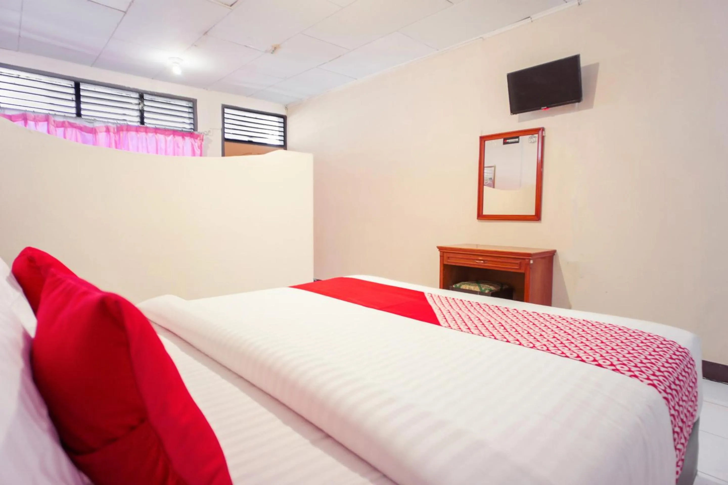 Bedroom, Bed in OYO 2180 Vina Vira Hotel