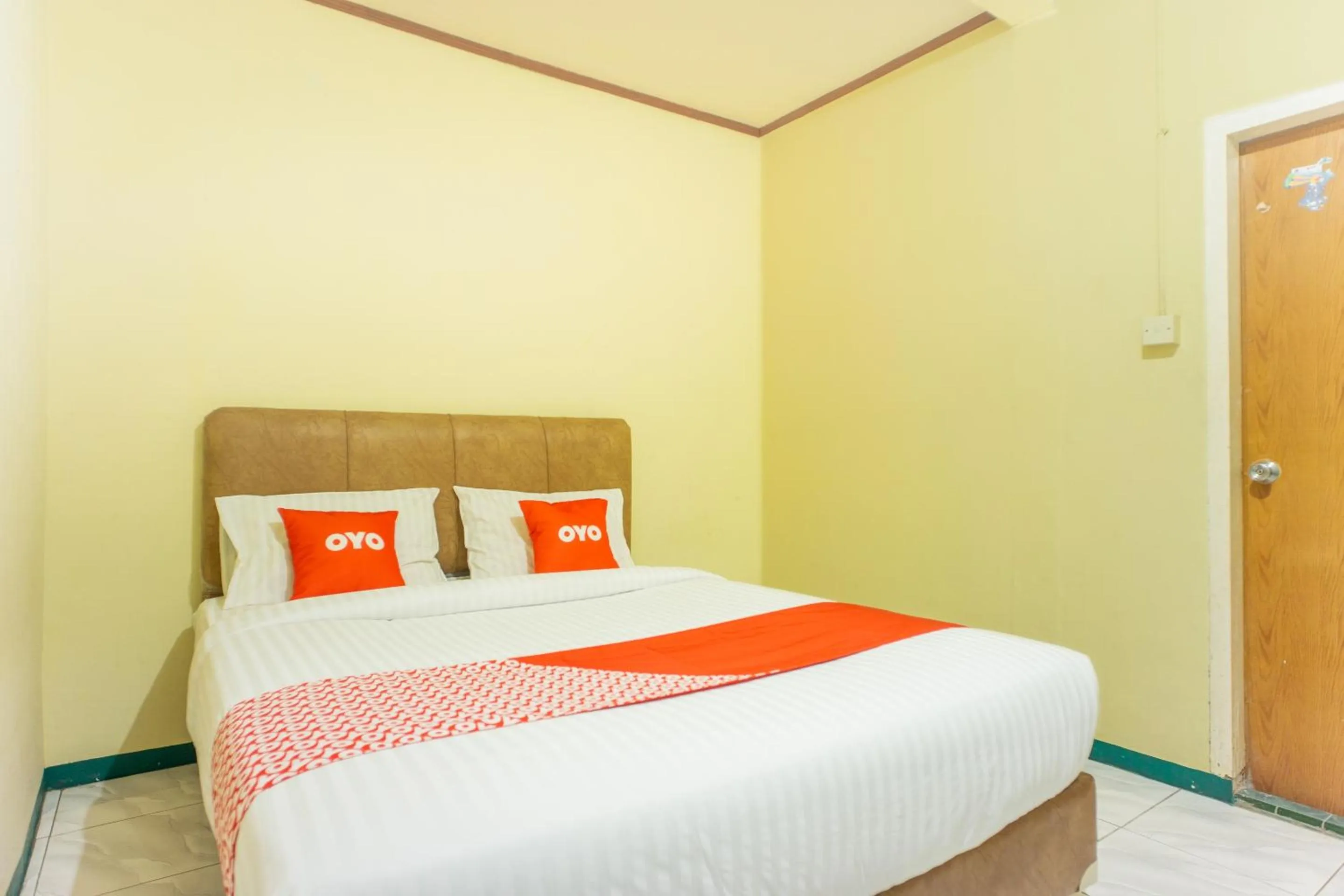 Bedroom, Bed in OYO 2180 Vina Vira Hotel