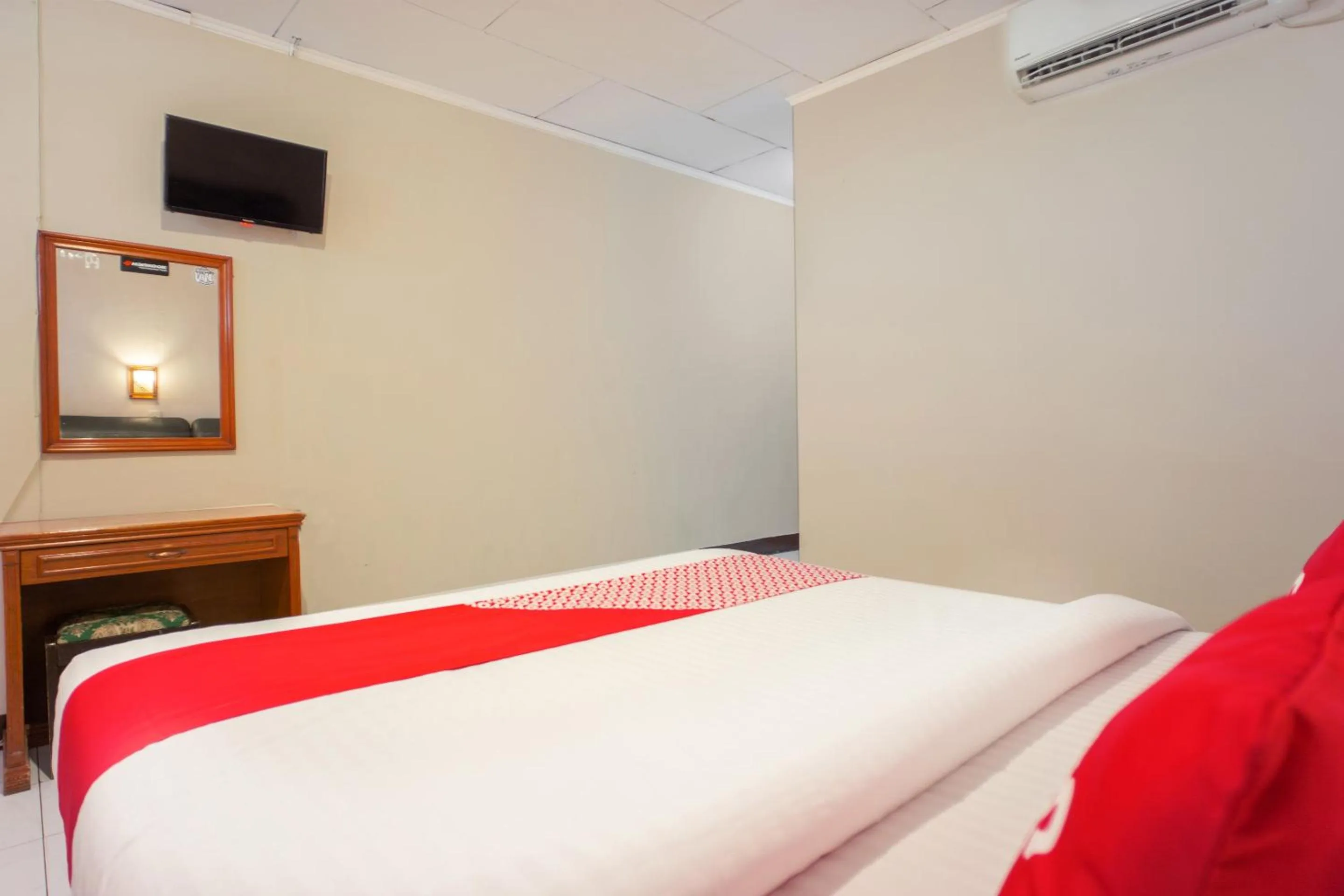 Bedroom, Bed in OYO 2180 Vina Vira Hotel