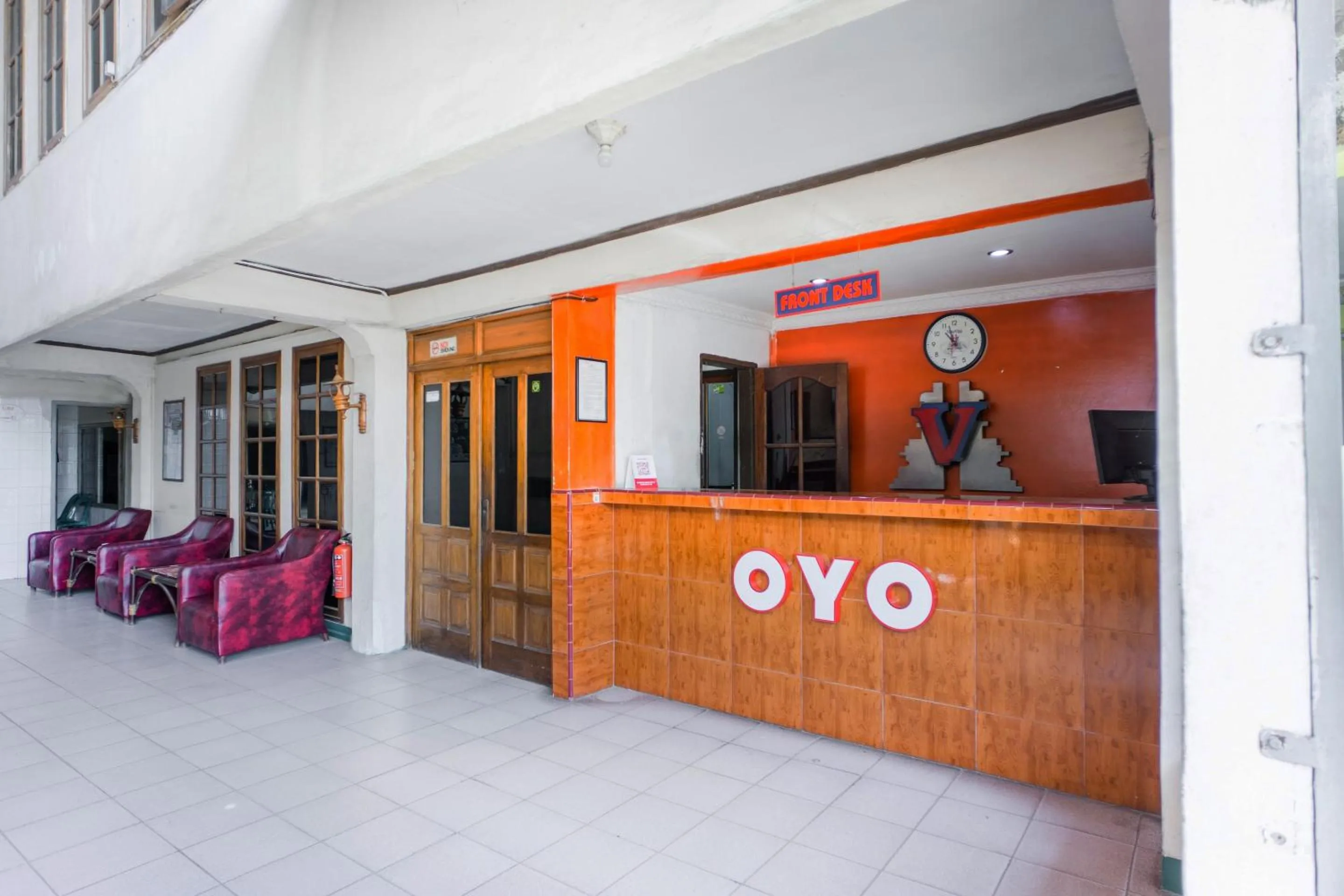 Lobby or reception in OYO 2180 Vina Vira Hotel