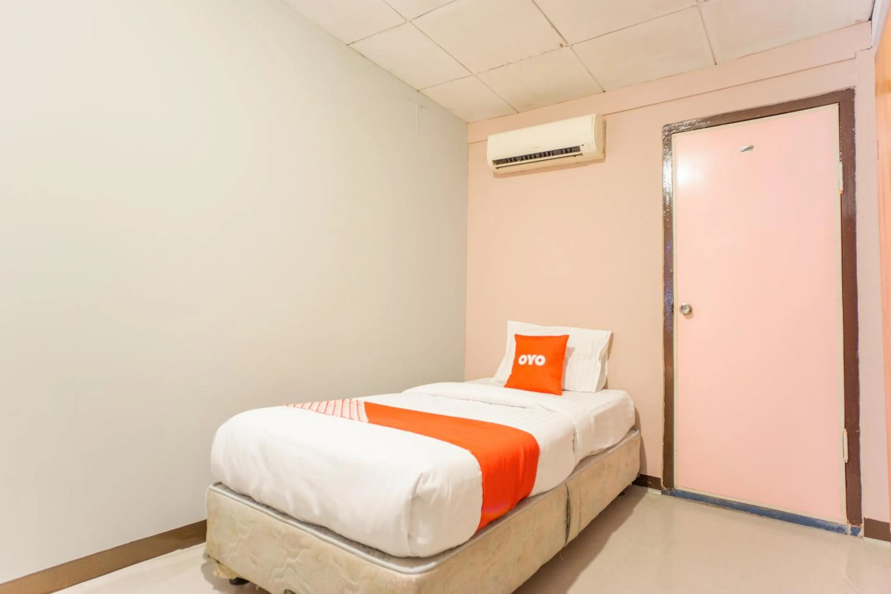 Bedroom, Bed in OYO 2180 Vina Vira Hotel