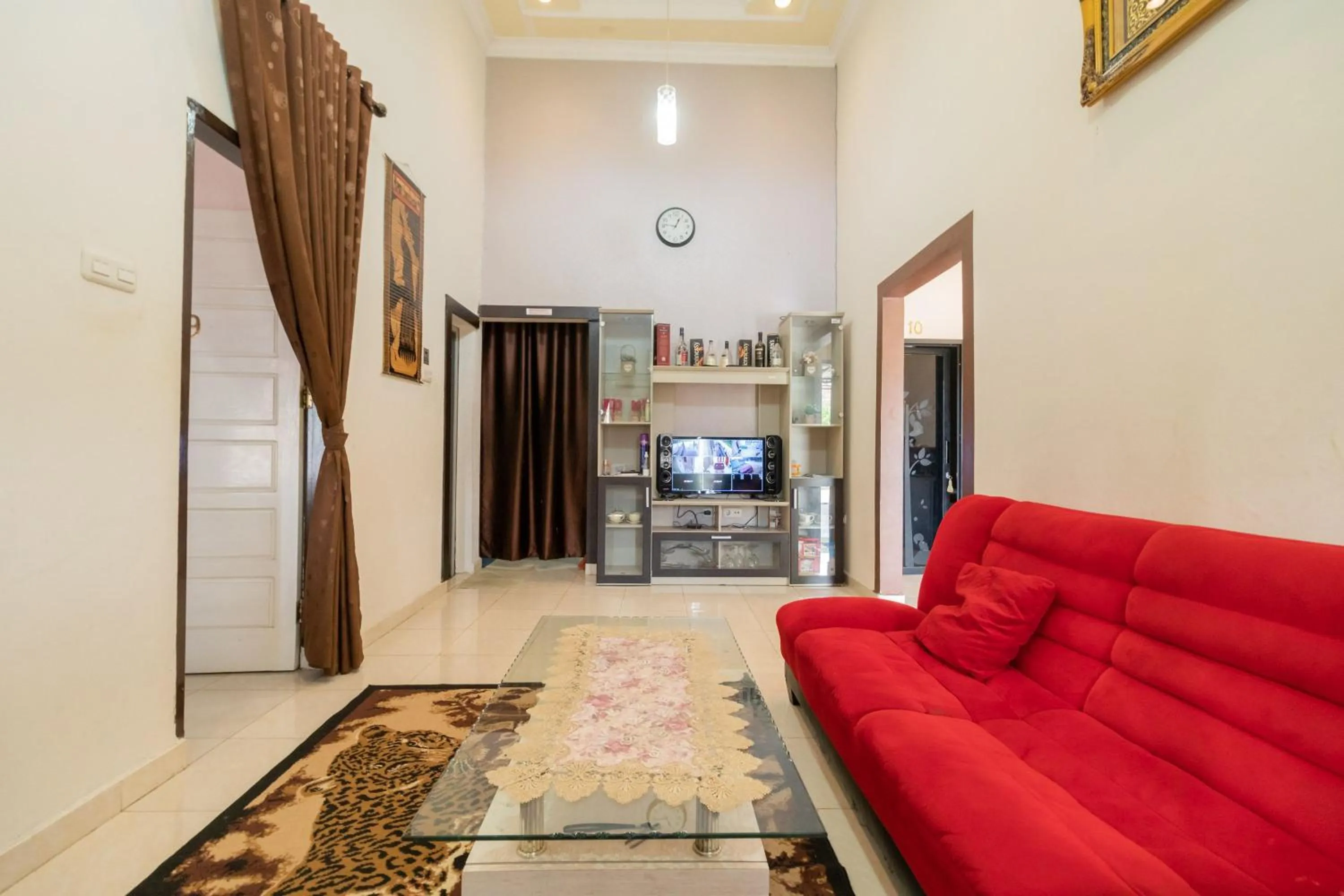 Living room in RedDoorz Syariah at D'Ostha Residence