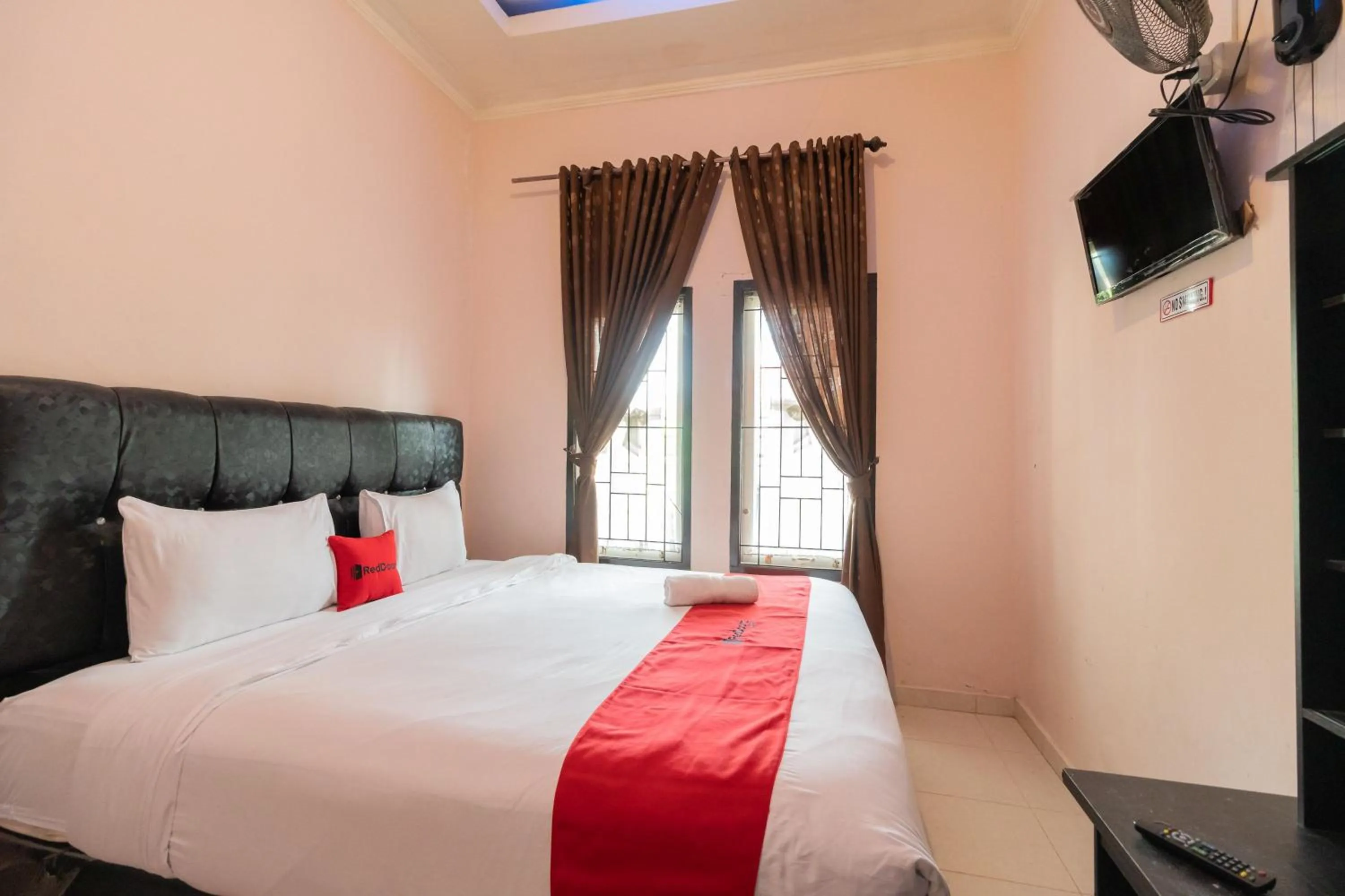 Bedroom, Bed in RedDoorz Syariah at D'Ostha Residence