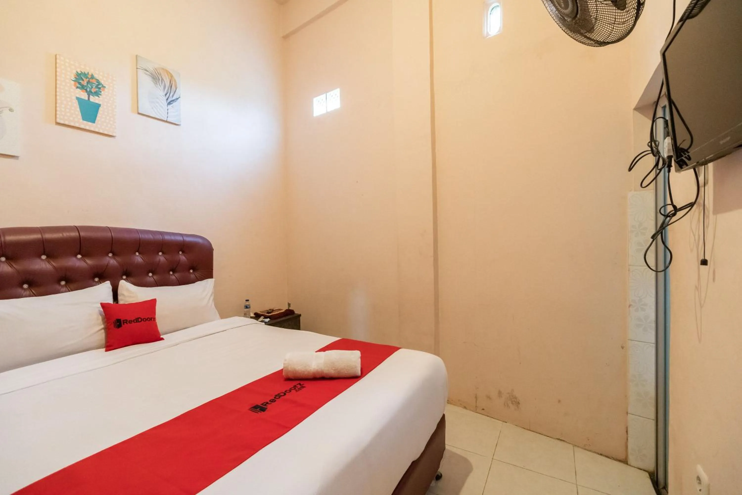 Bedroom, Bed in RedDoorz Syariah at D'Ostha Residence