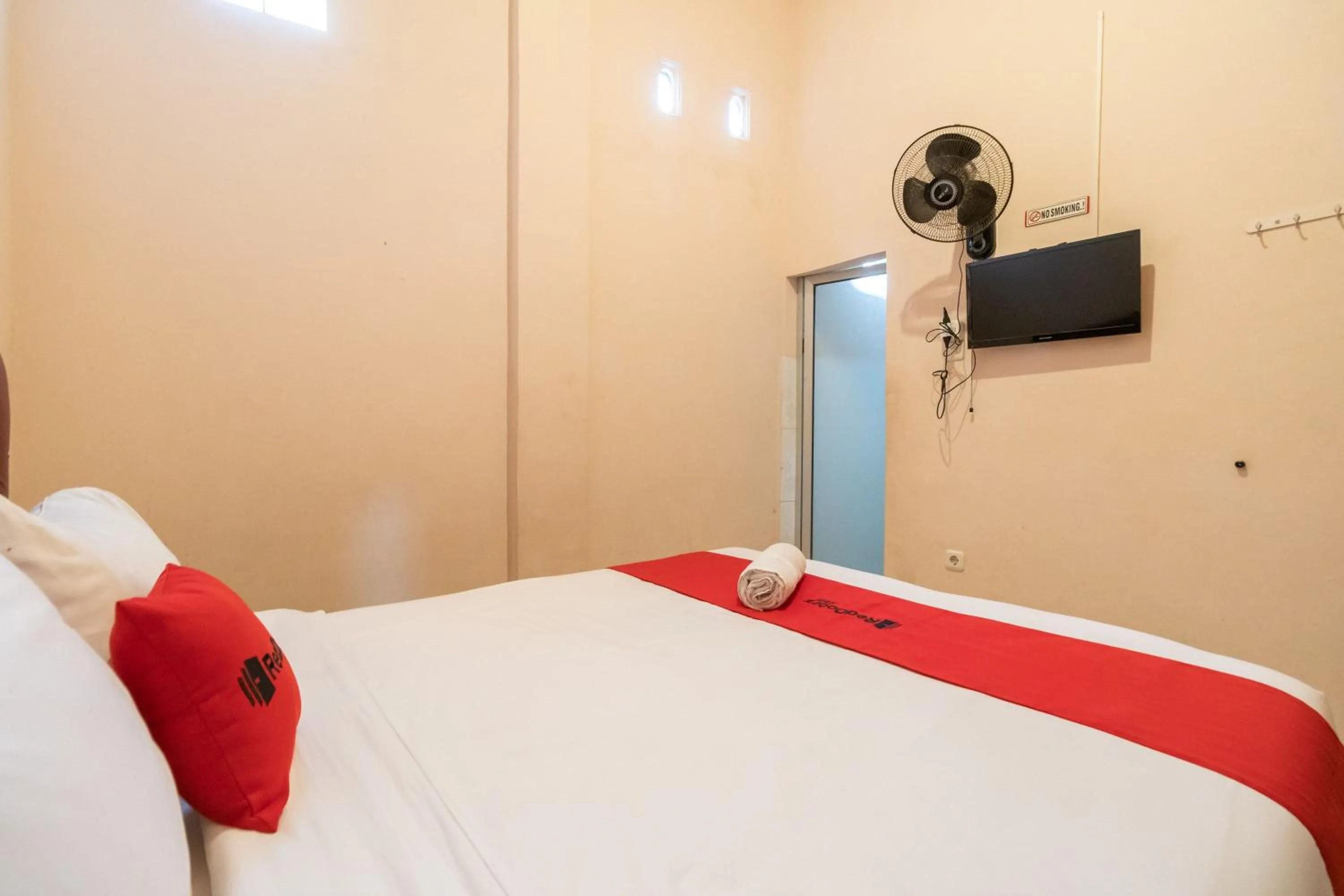 Bedroom, Bed in RedDoorz Syariah at D'Ostha Residence