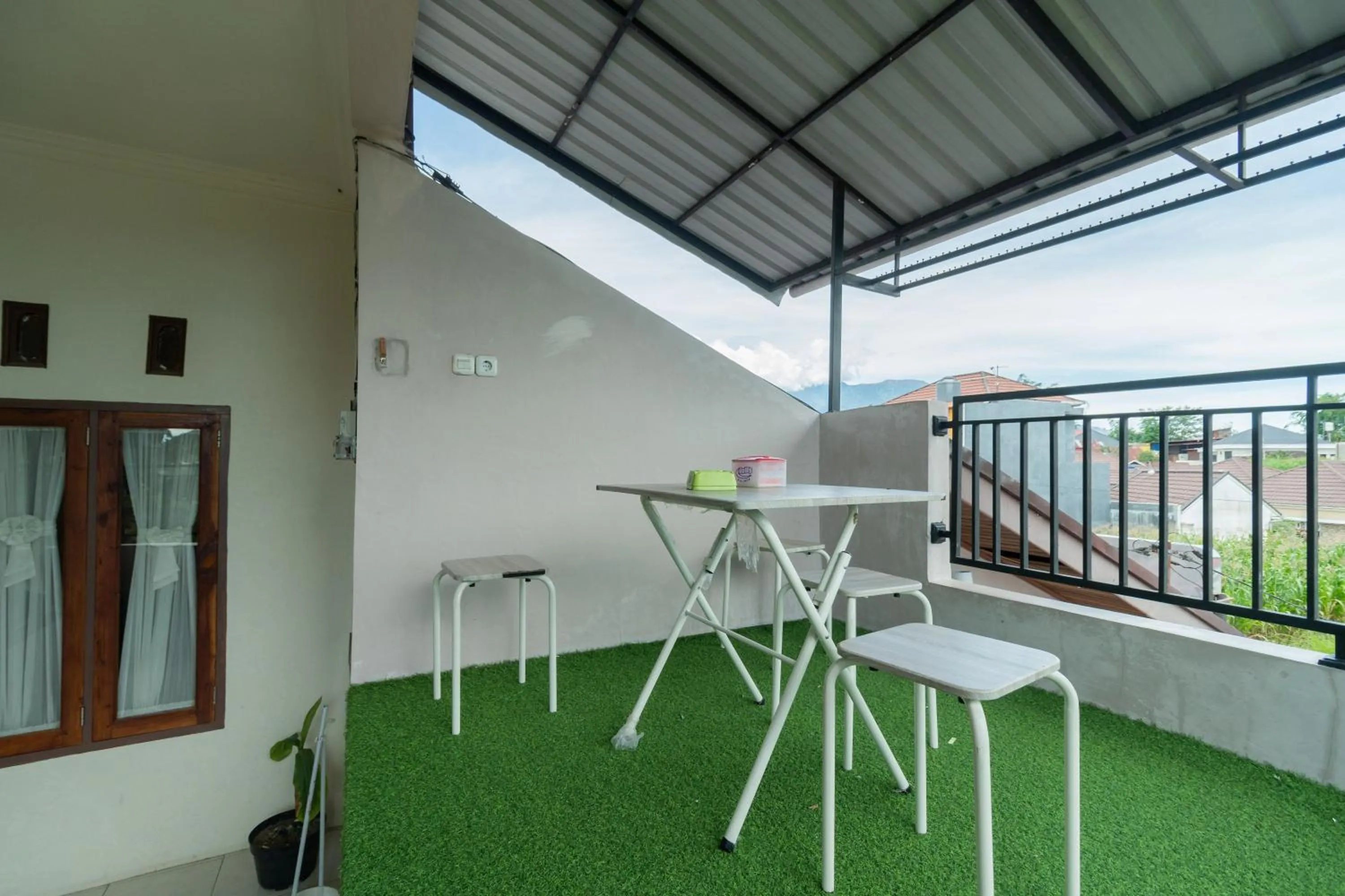 Balcony/Terrace in RedDoorz Syariah at D'Ostha Residence