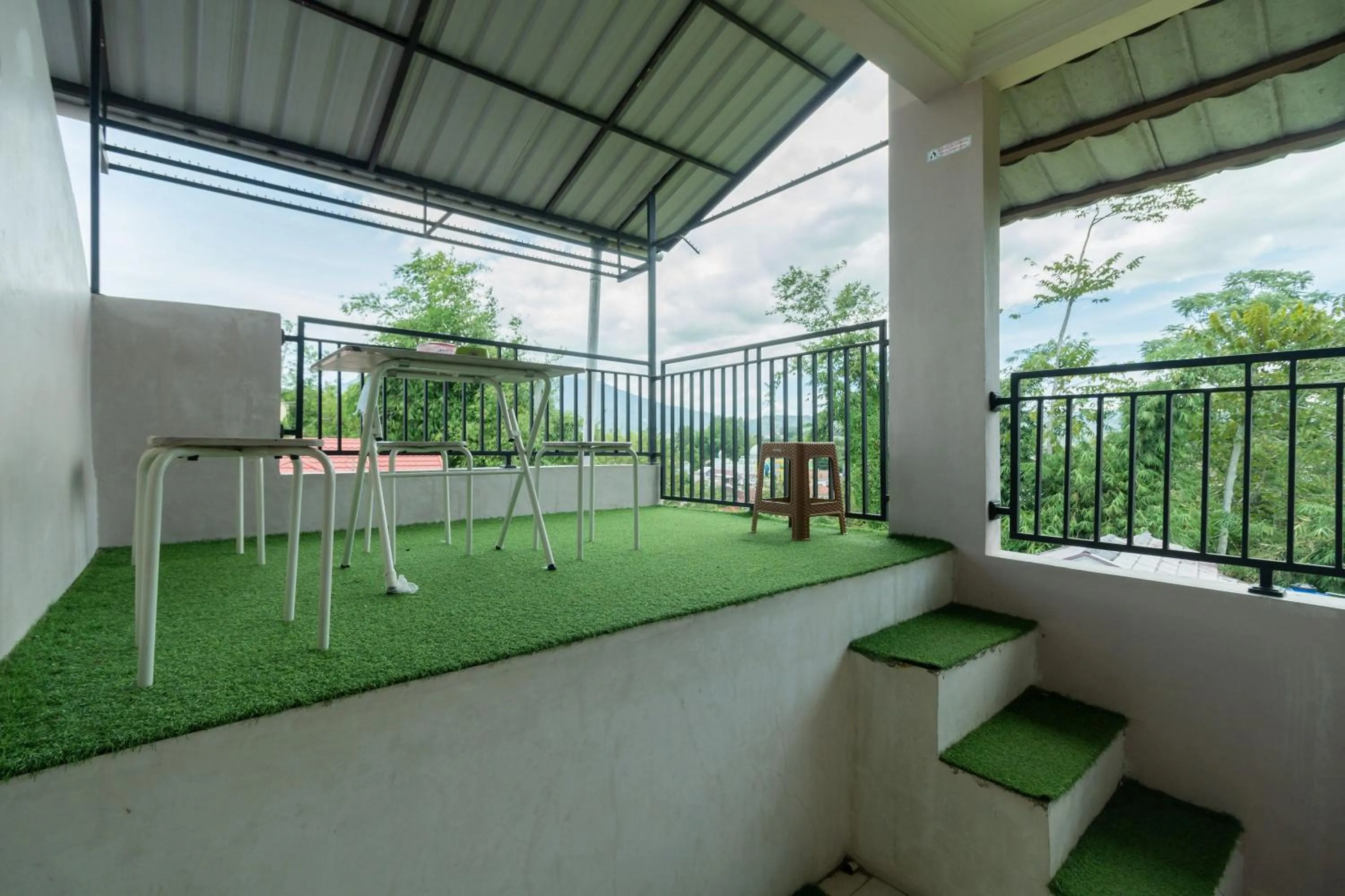 Balcony/Terrace in RedDoorz Syariah at D'Ostha Residence