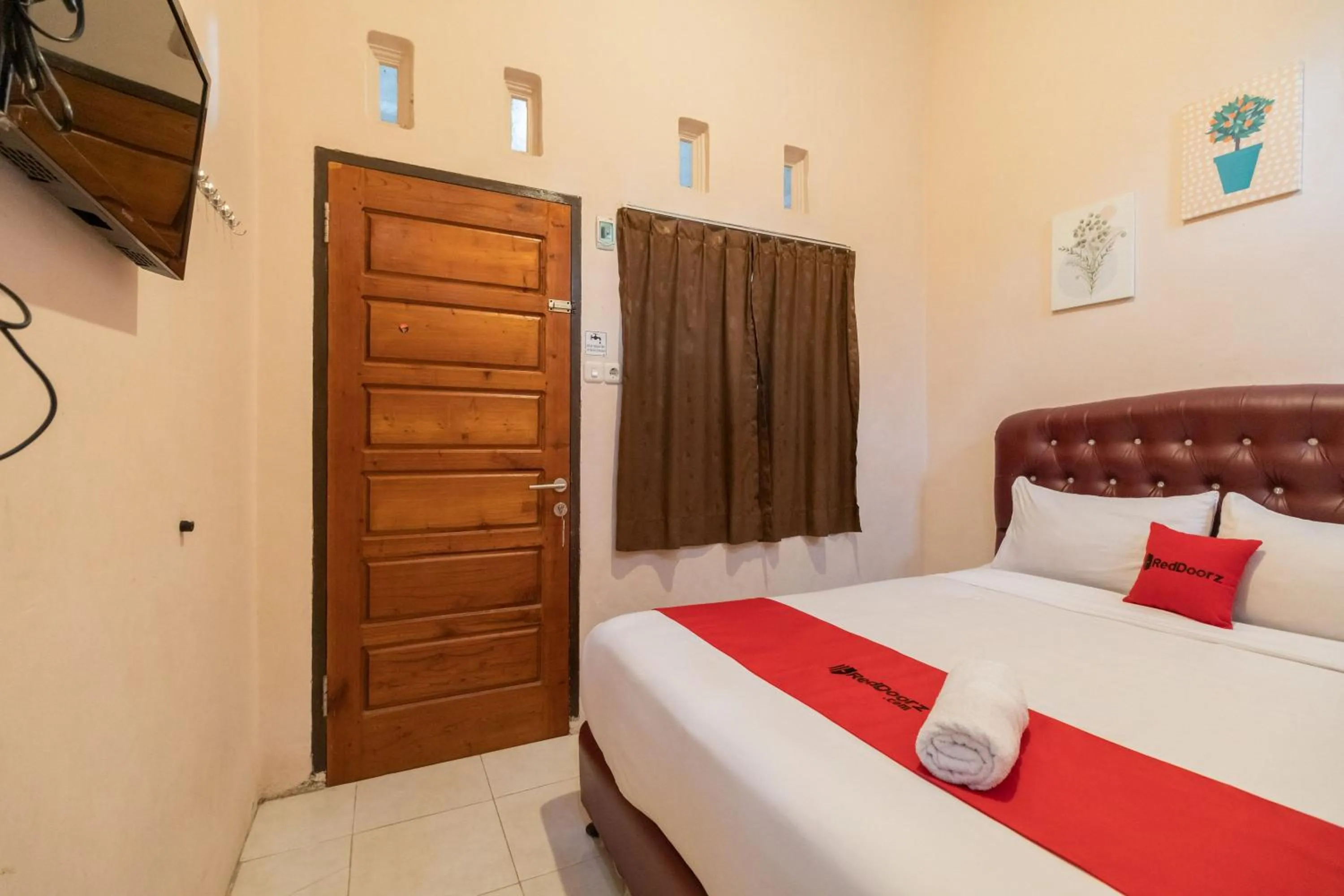 Bedroom, Bed in RedDoorz Syariah at D'Ostha Residence