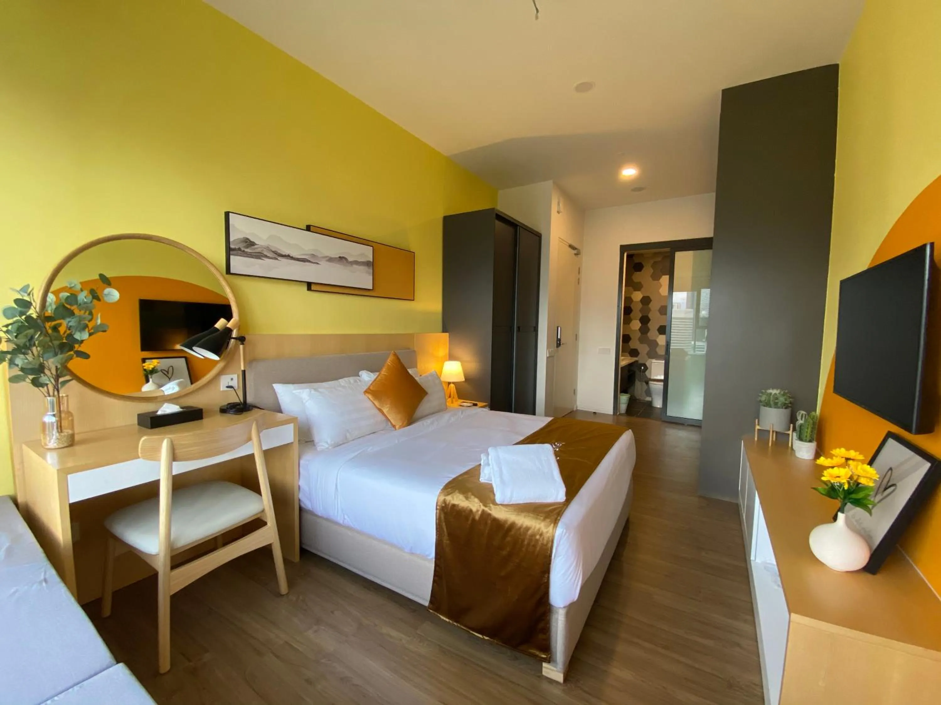 Photo of the whole room, Bed in Ceylonz Suites by MyKey