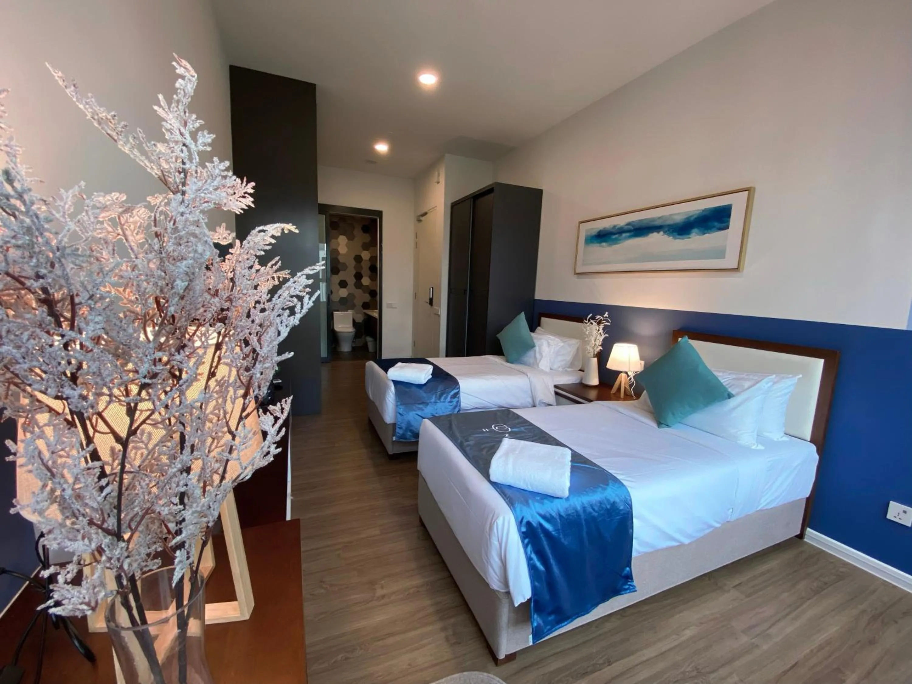 Photo of the whole room, Bed in Ceylonz Suites by MyKey