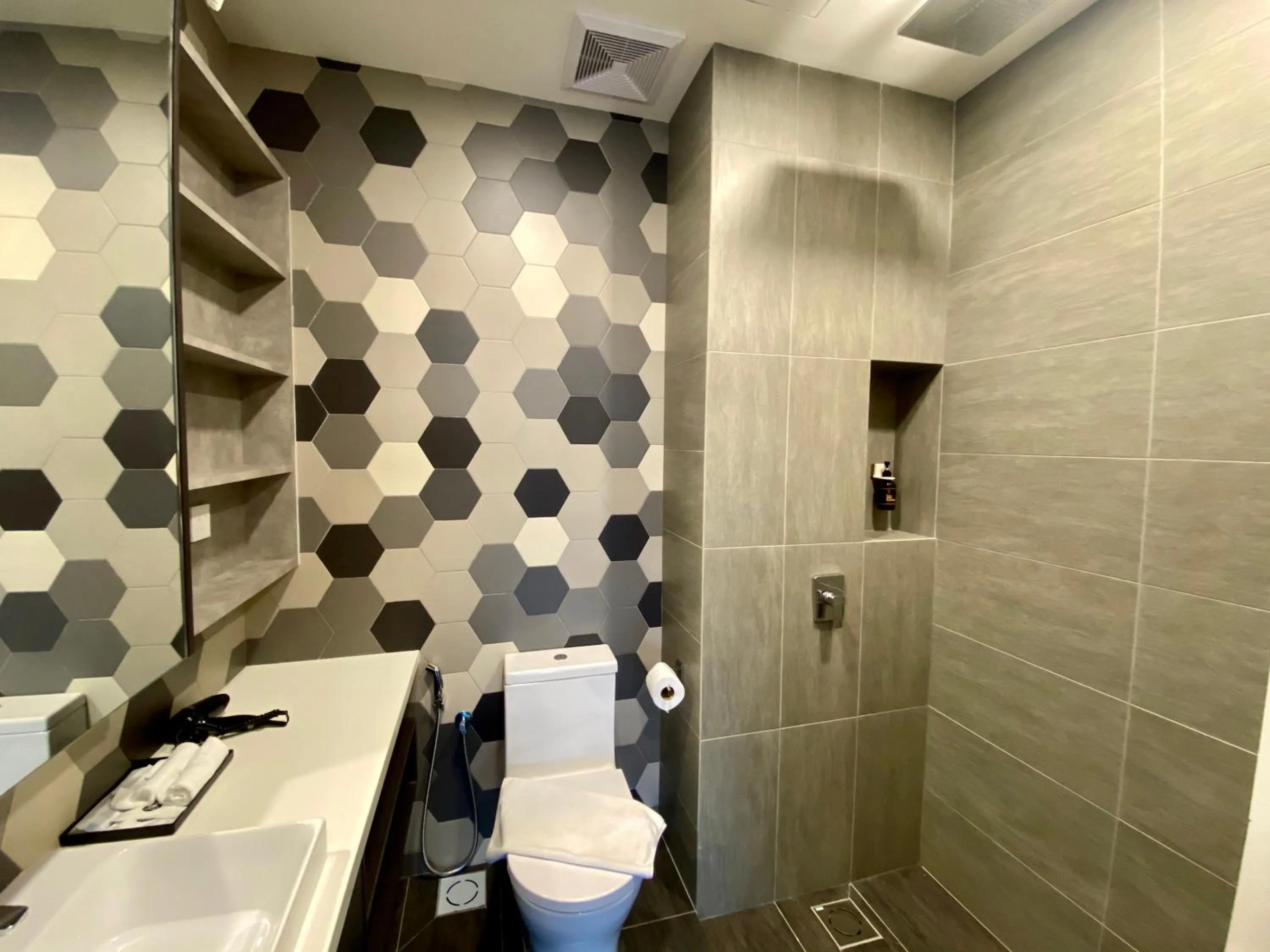 Bathroom in Ceylonz Suites by MyKey