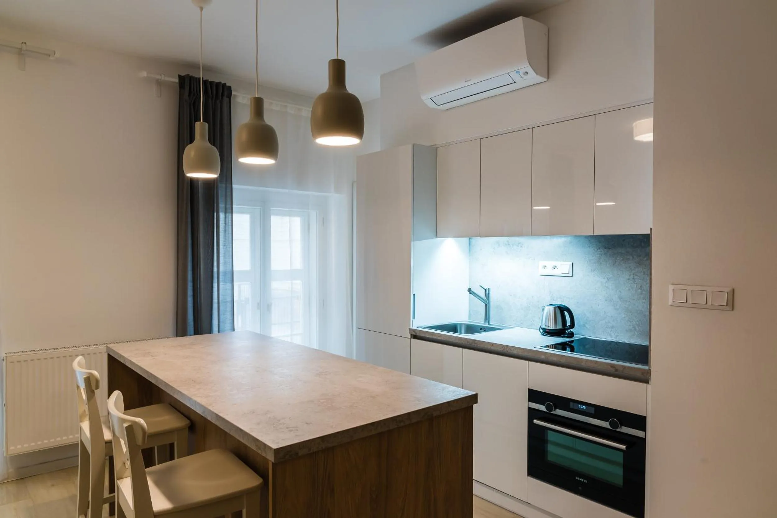 Seating area in City Castle Apartments Free Parking