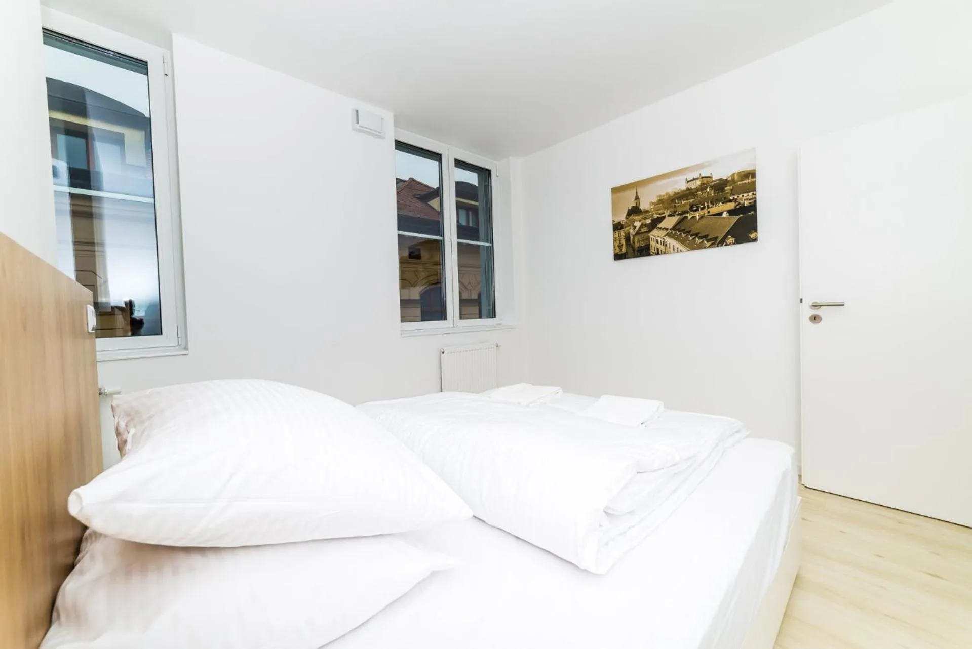 Bed in City Castle Apartments Free Parking