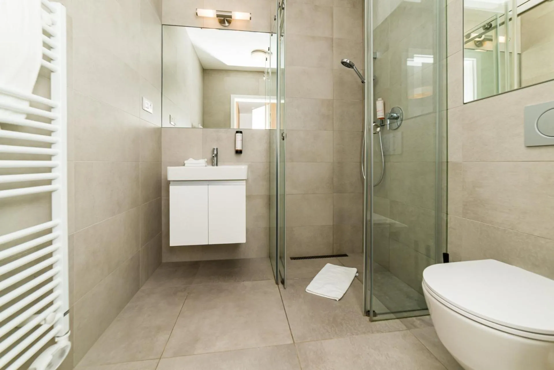 Shower in City Castle Apartments Free Parking