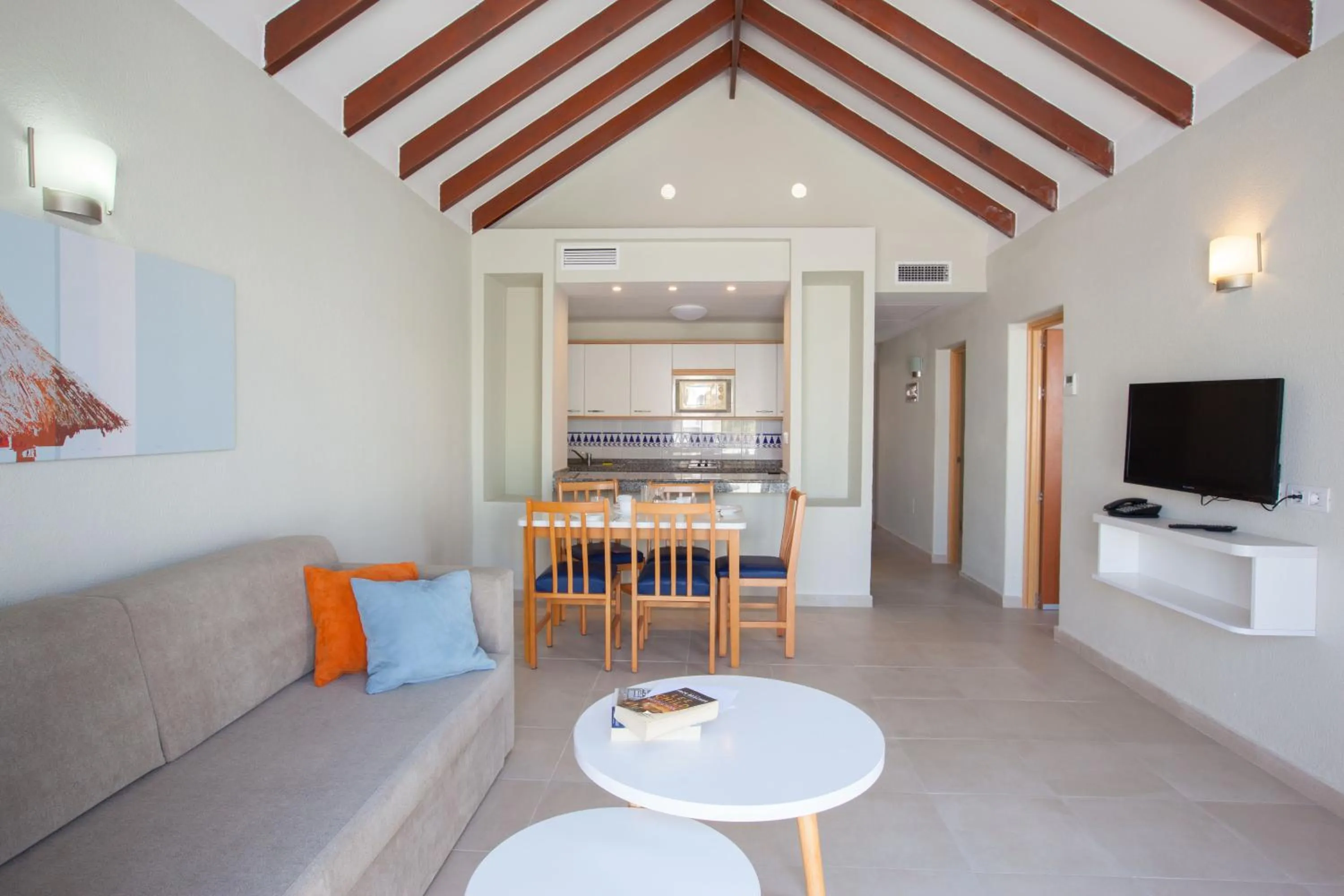 Communal lounge/ TV room in Grupotel Cinco Plazas