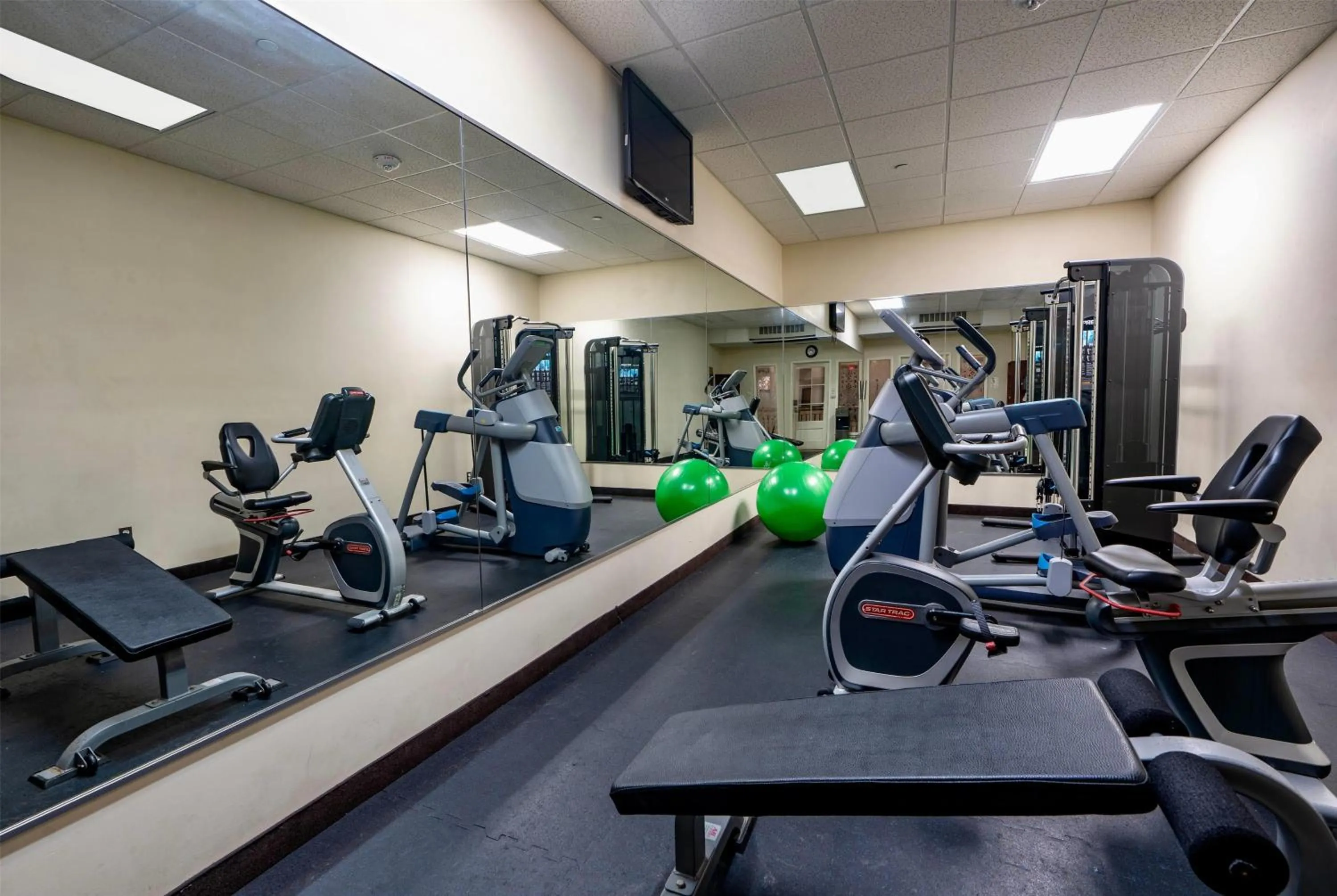 Wyndham Garden Baronne Plaza