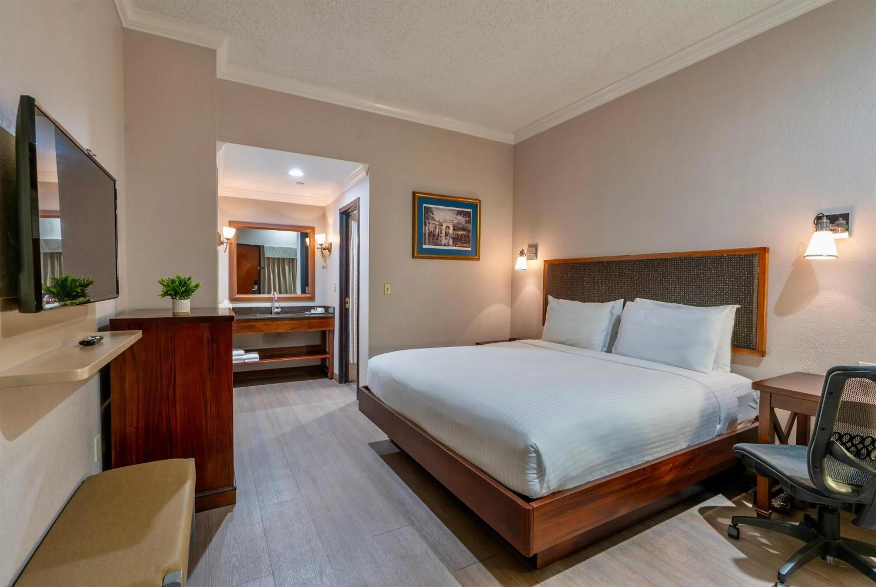 Bedroom, Bed in Wyndham Garden Baronne Plaza