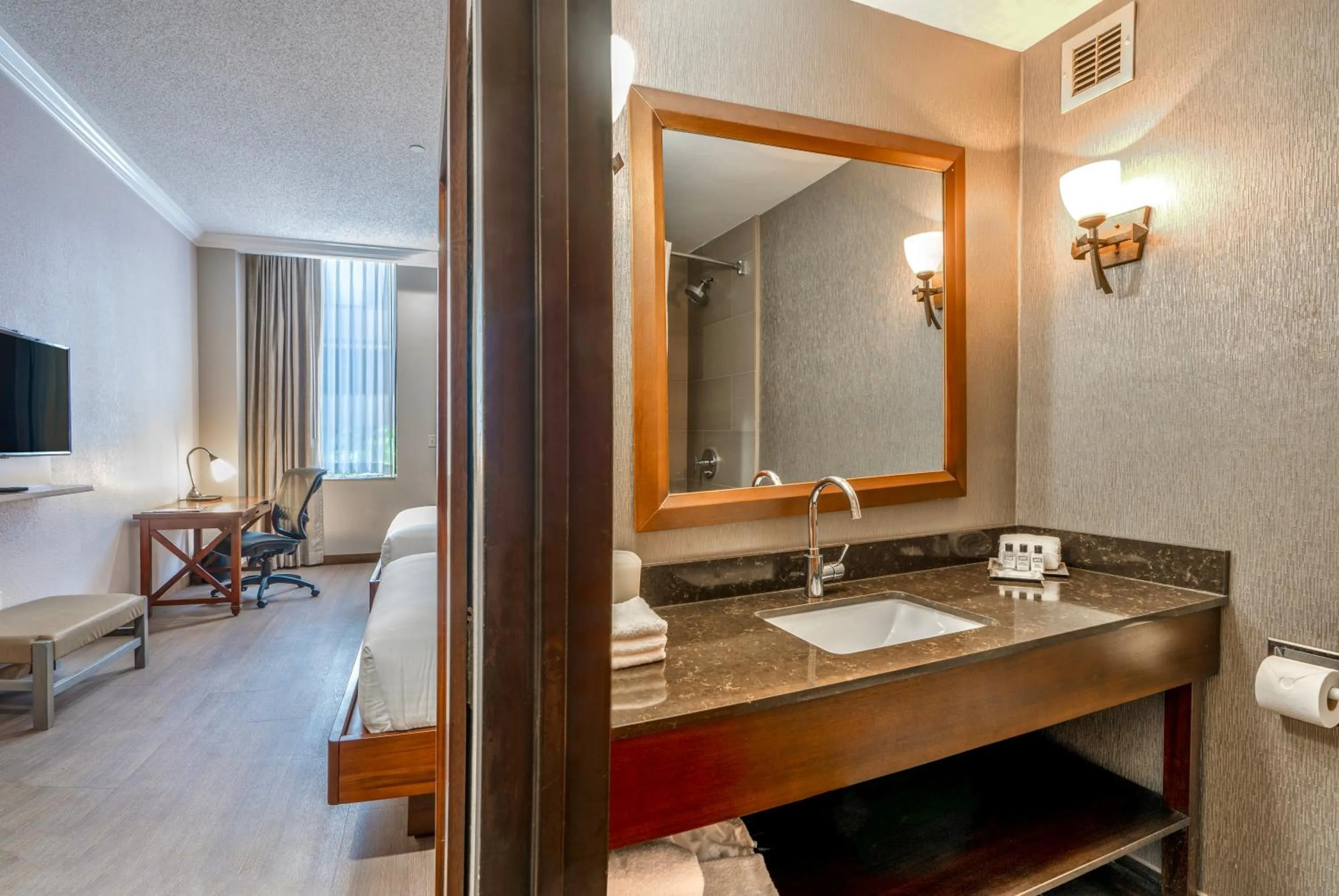 Bathroom in Wyndham Garden Baronne Plaza