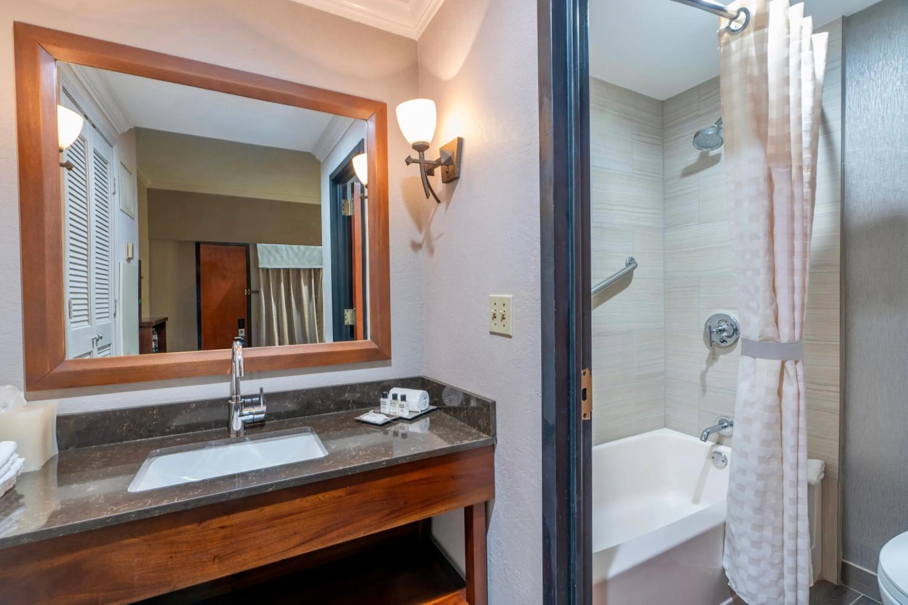 Shower in Wyndham Garden Baronne Plaza