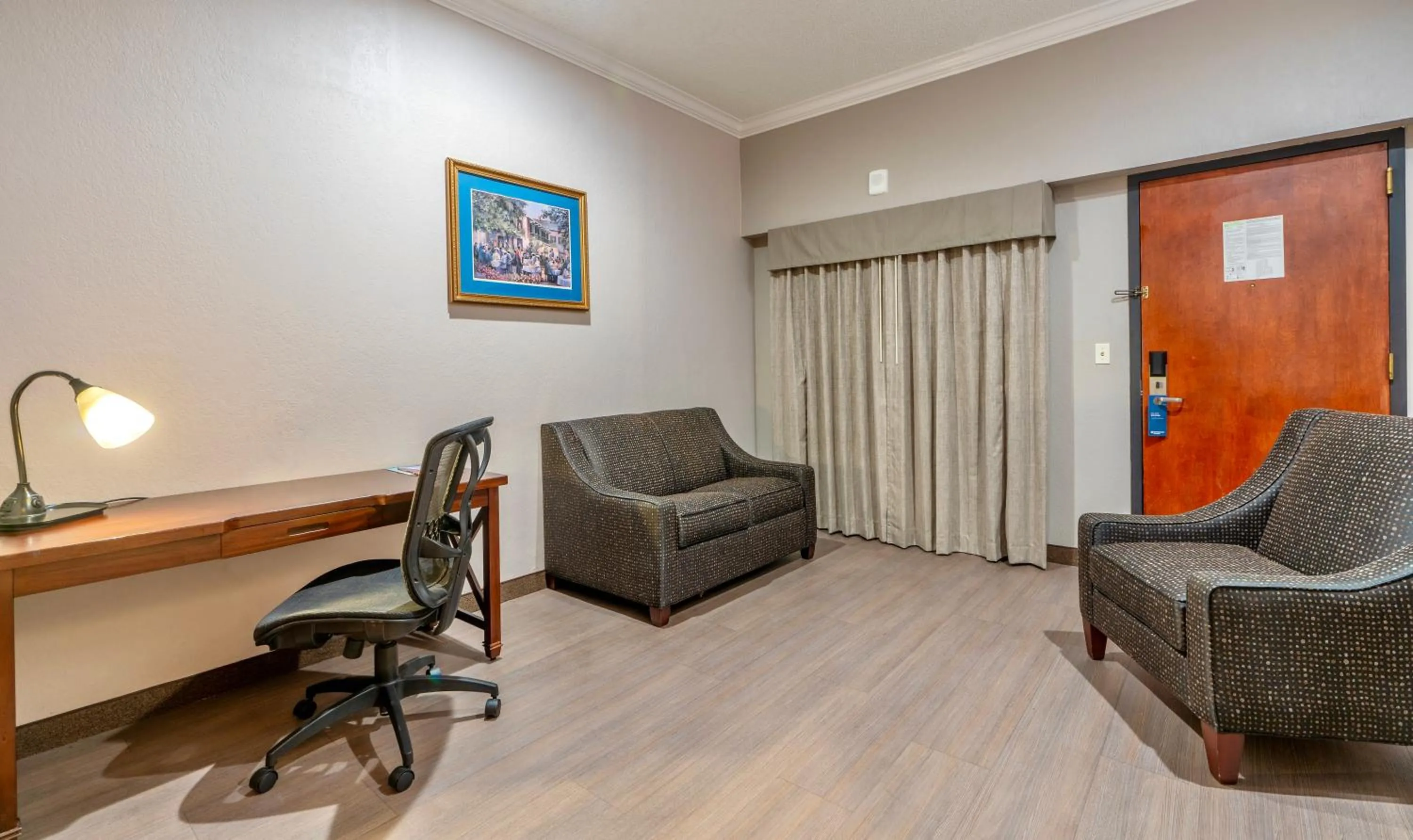 Seating area in Wyndham Garden Baronne Plaza