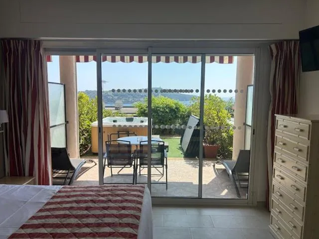 Bed in Hôtel La Flore