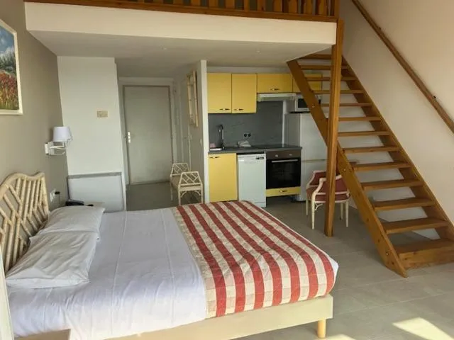 Bed in Hôtel La Flore