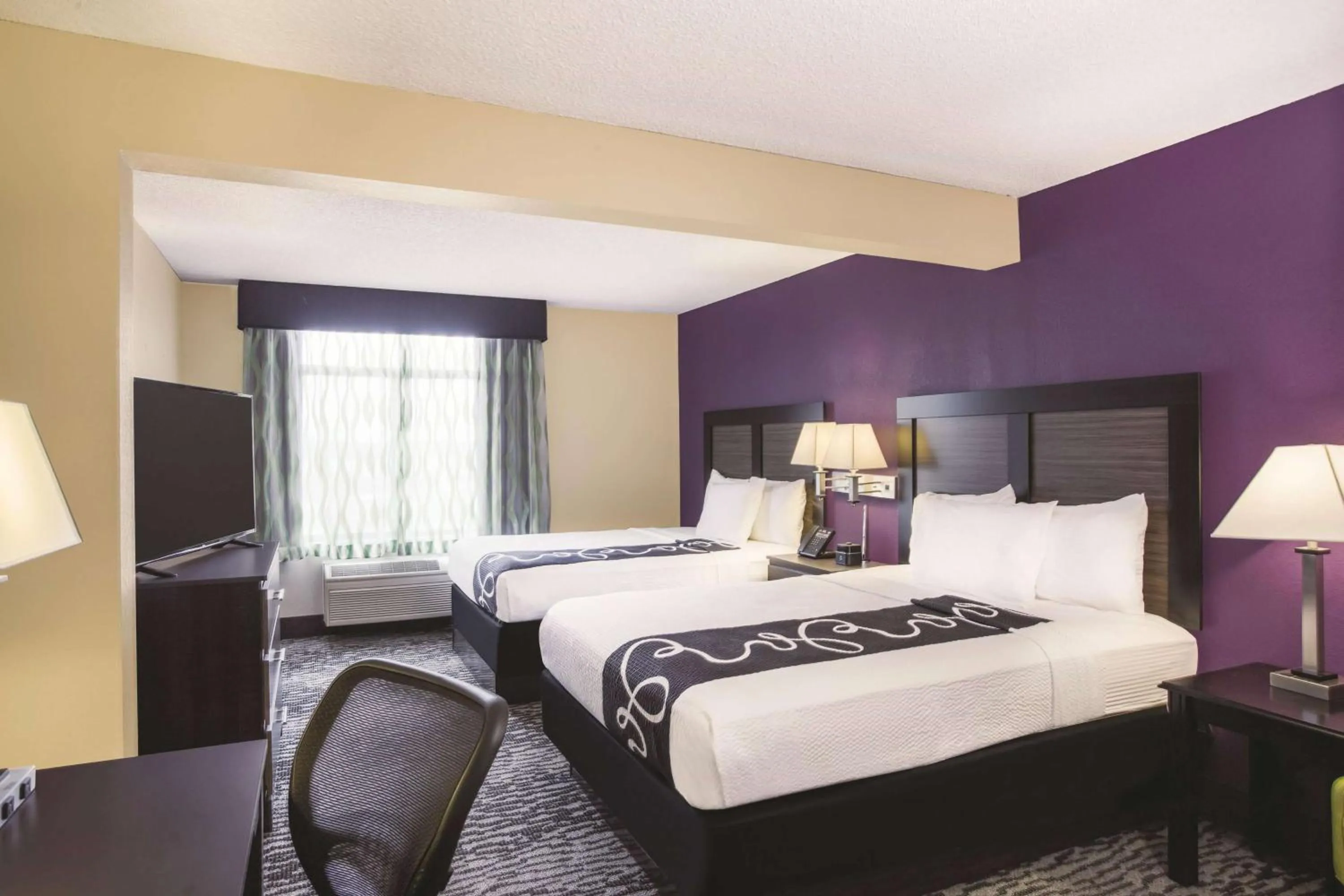 Photo of the whole room, Bed in La Quinta by Wyndham Clearwater South