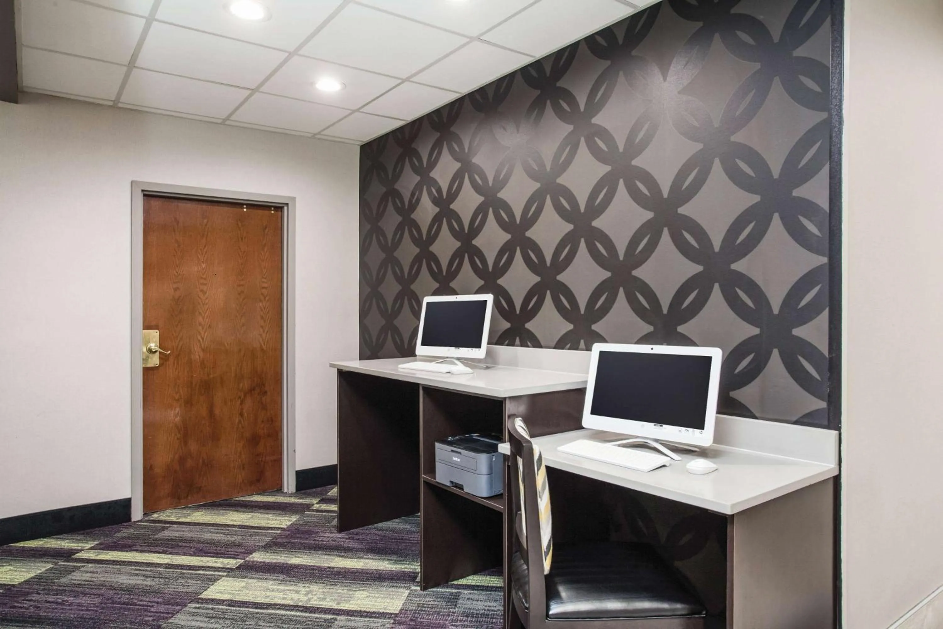 Business facilities in La Quinta by Wyndham Clearwater South