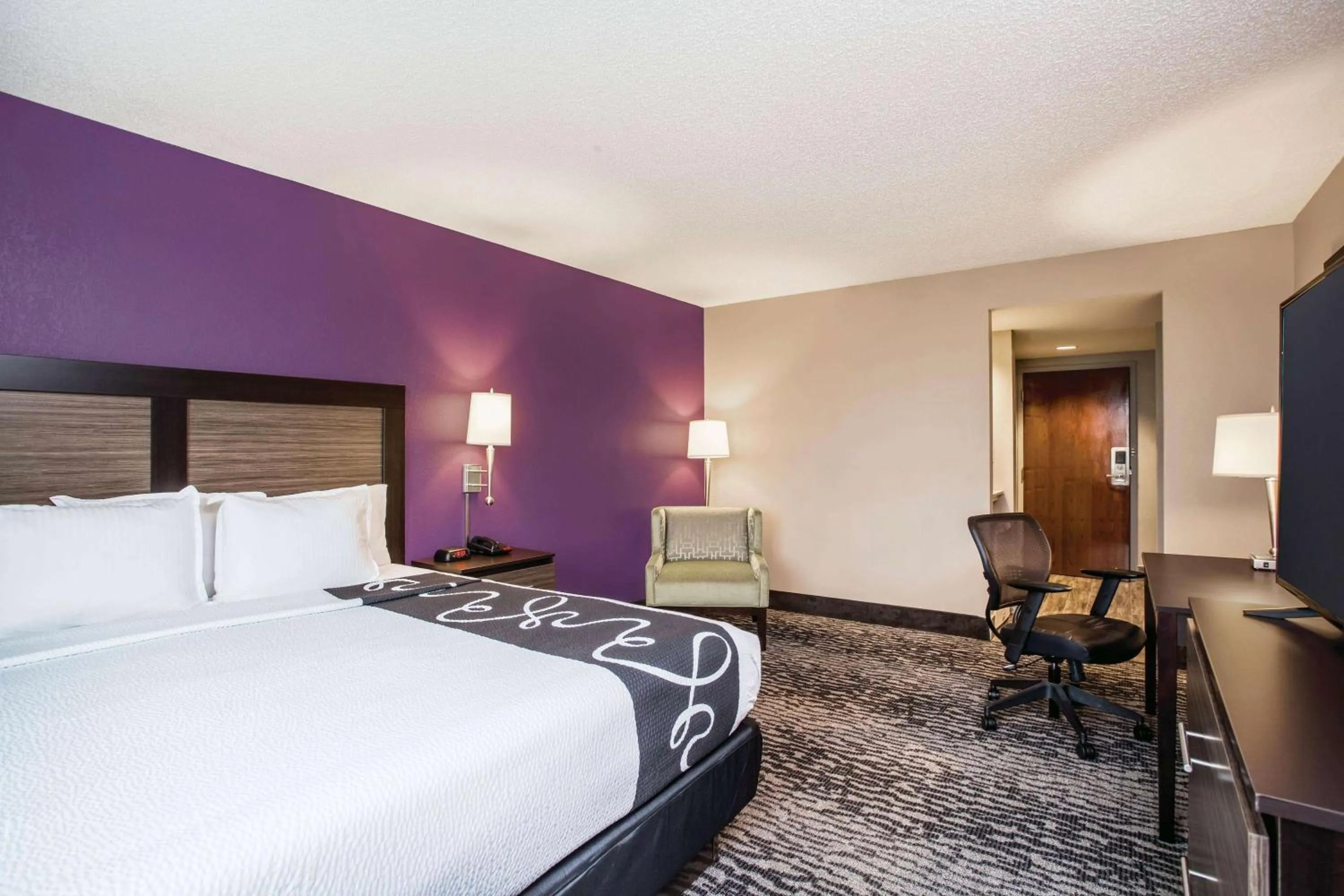 Photo of the whole room, Bed in La Quinta by Wyndham Clearwater South