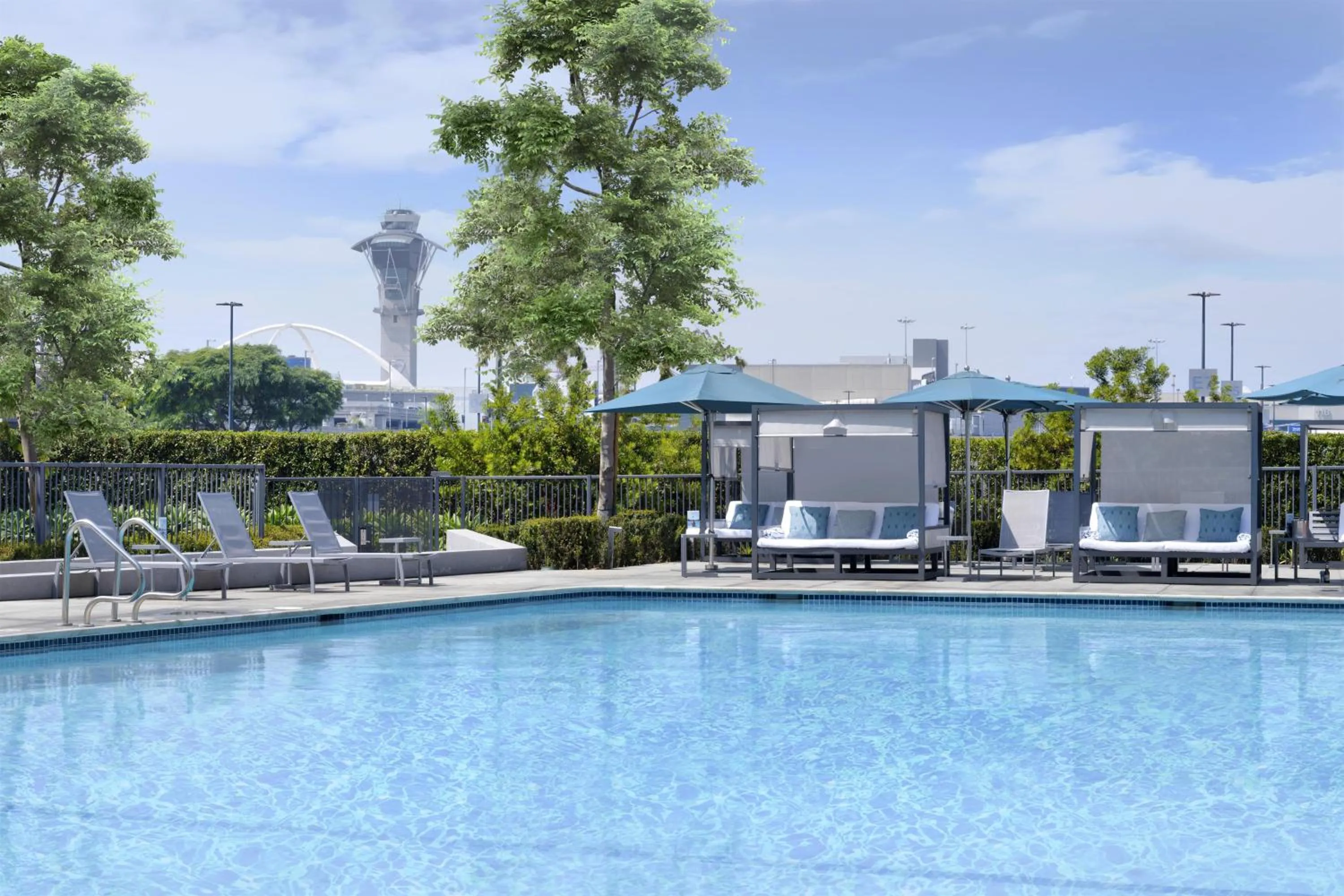 Swimming pool in Hyatt Regency Los Angeles International Airport