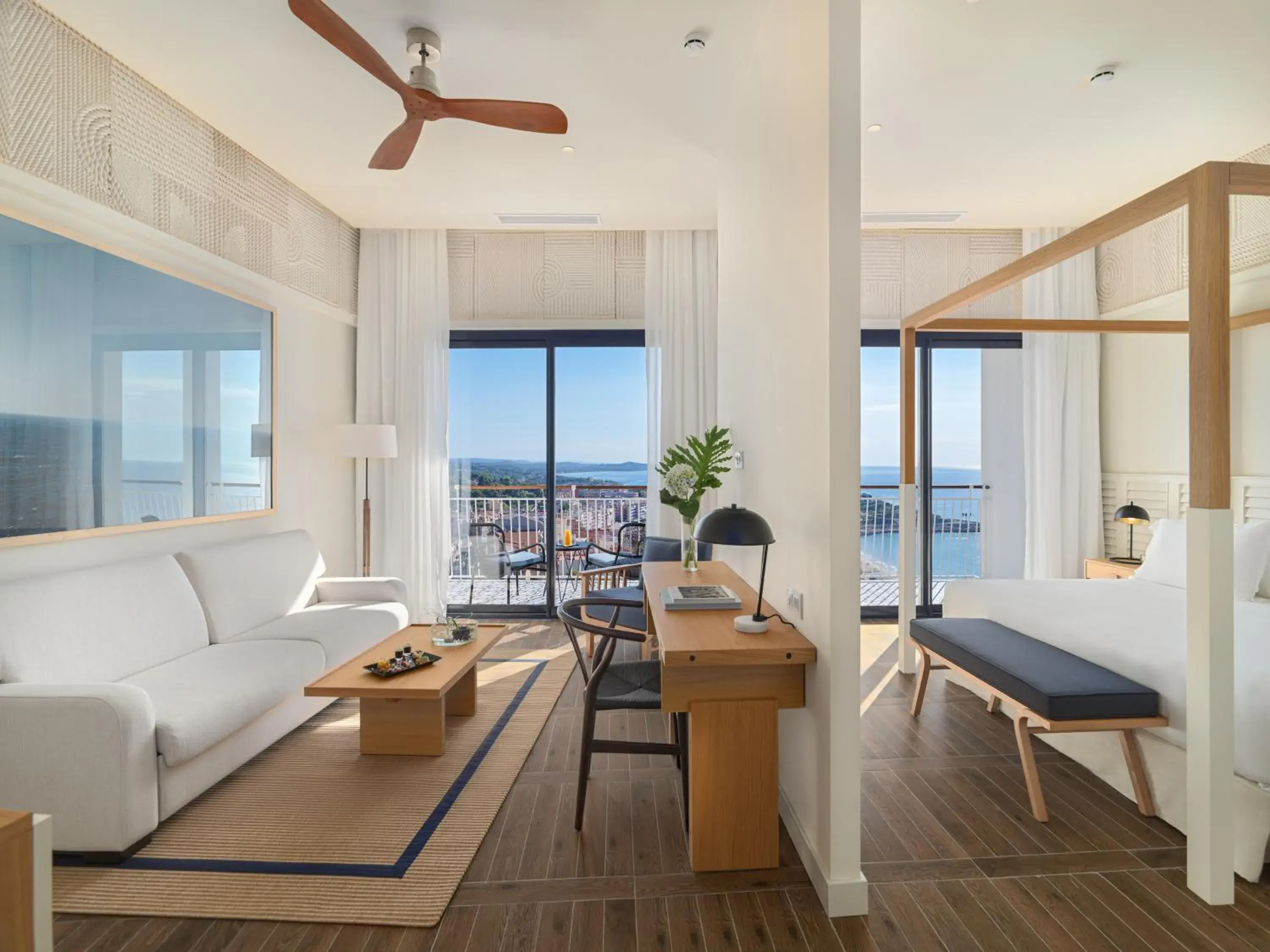 Suite Imperial (2 Adults + 1 Child up to 11 years) in H10 Imperial Tarraco 4 Sup Suite Imperial (2 Adults + 1 Child up to 11 years) in H10 Imperial Tarraco 4 Sup