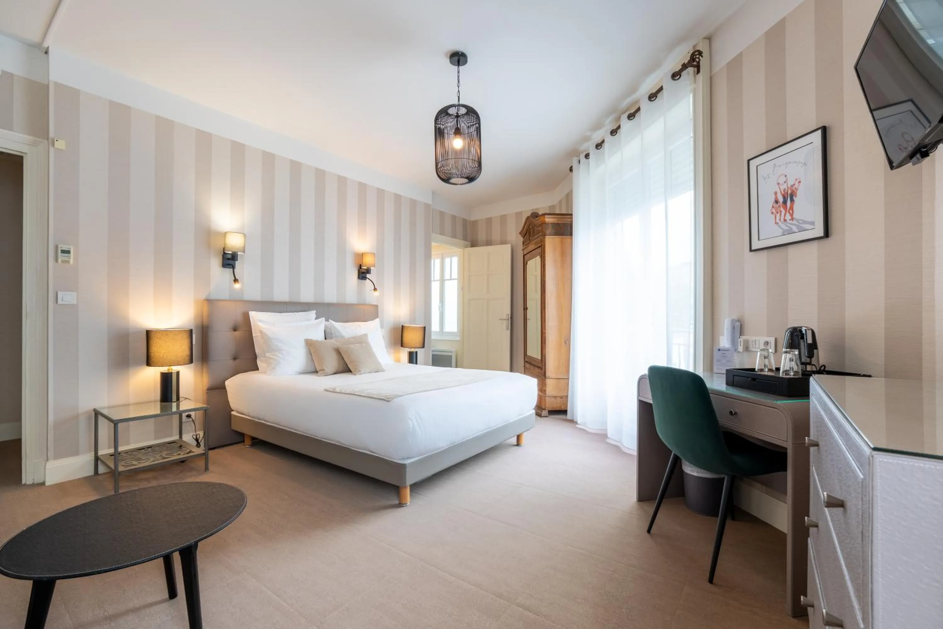 Sea view, Bed in Best Western Hôtel Brittany La Baule Centre & Plages